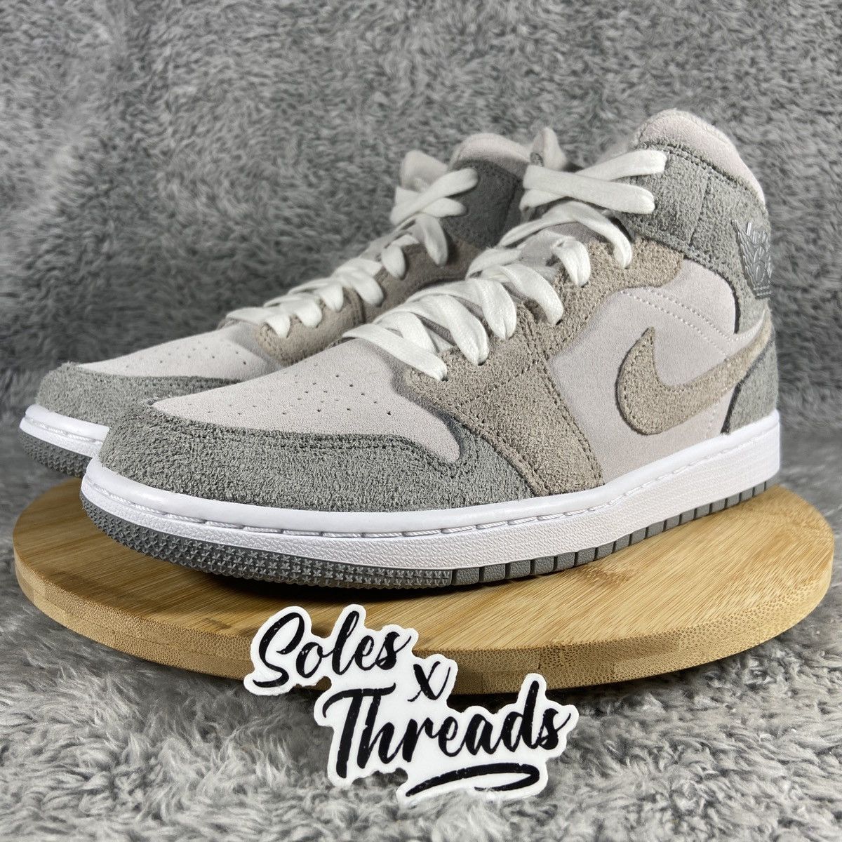 Jordan Brand Air Jordan 1 Mid SE Women's 'Particle Grey' Size 10 Size US 10 / EU 43 - 4 Thumbnail