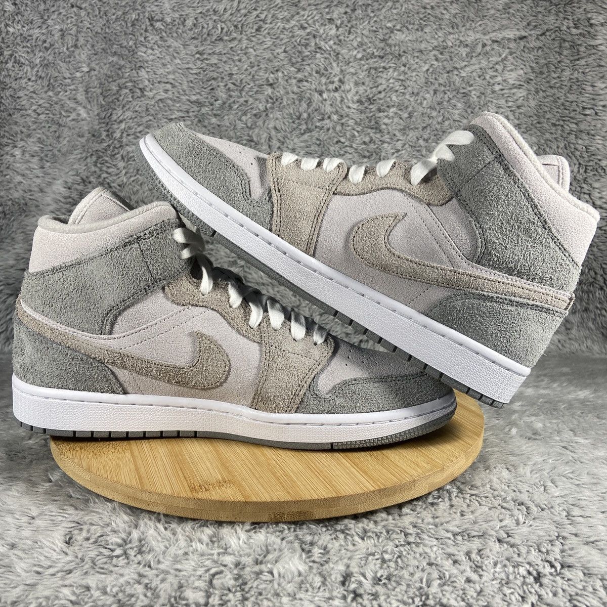 Jordan Brand Air Jordan 1 Mid SE Women's 'Particle Grey' Size 10 Size US 10 / EU 43 - 8 Thumbnail