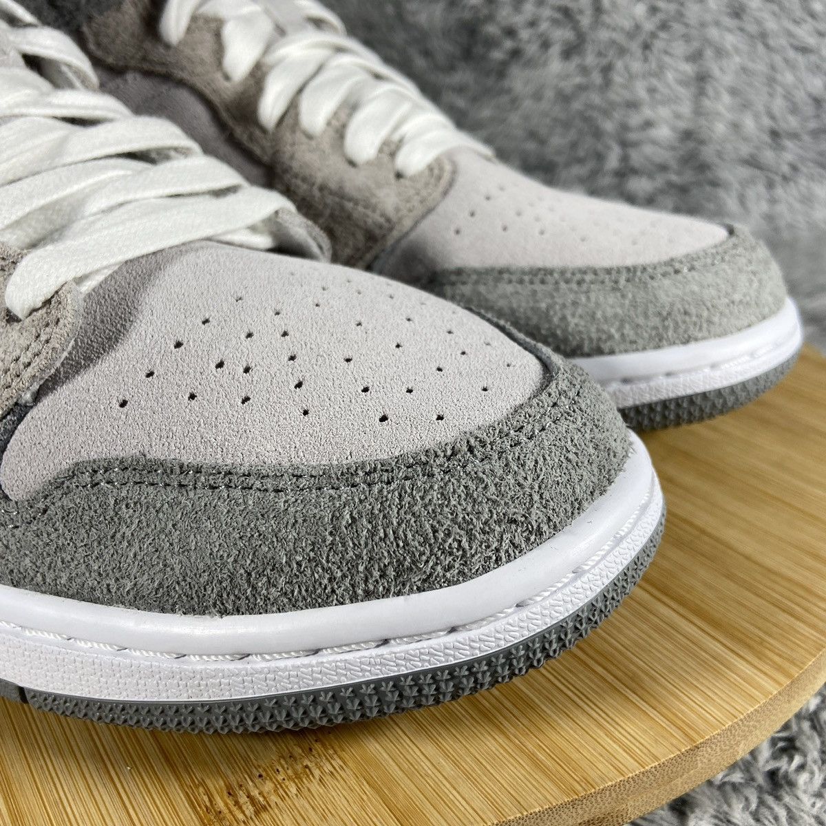 Jordan Brand Air Jordan 1 Mid SE Women's 'Particle Grey' Size 10 Size US 10 / EU 43 - 10 Thumbnail
