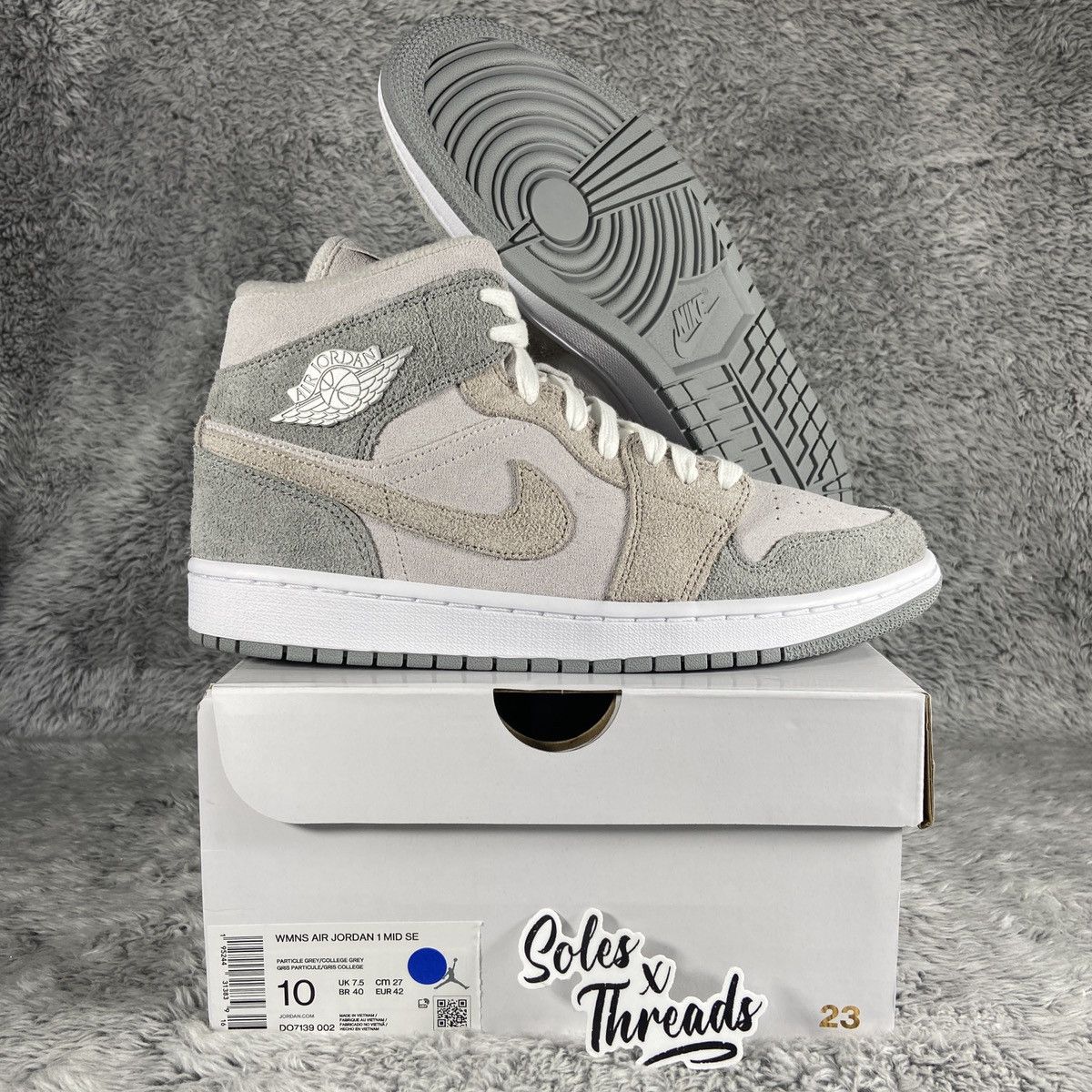Jordan Brand Air Jordan 1 Mid SE Women's 'Particle Grey' Size 10 Size US 10 / EU 43 - 1 Thumbnail