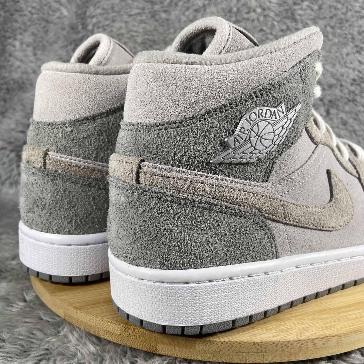 Jordan Brand Air Jordan 1 Mid SE Women's 'Particle Grey' Size 10 Size US 10 / EU 43 - 11 Thumbnail