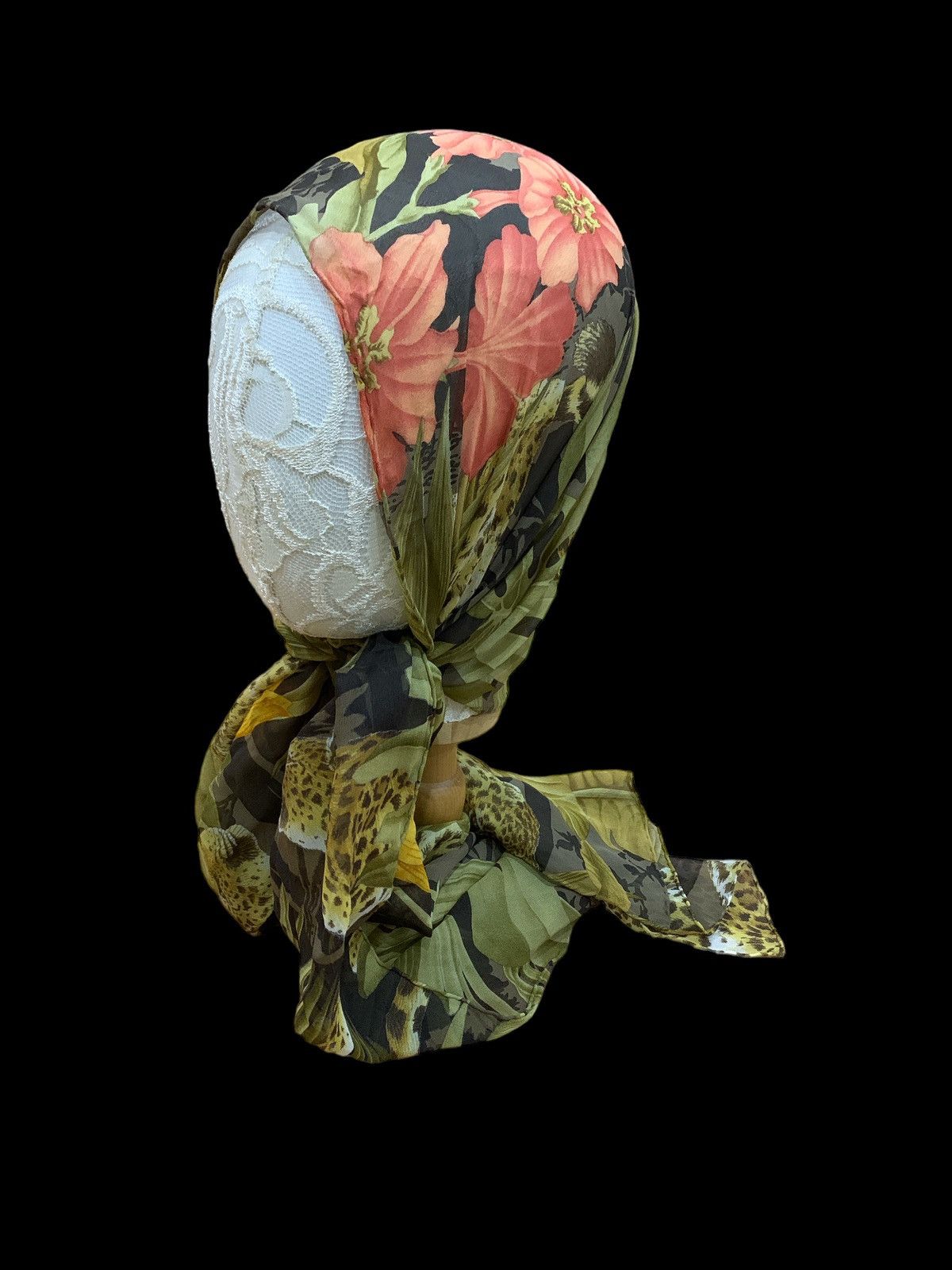Salvatore Ferragamo × Vintage SALVATORE FERRAGAMO LEOPARD PRINT SILK HEAD SCARF Size ONE SIZE - 1 Thumbnail