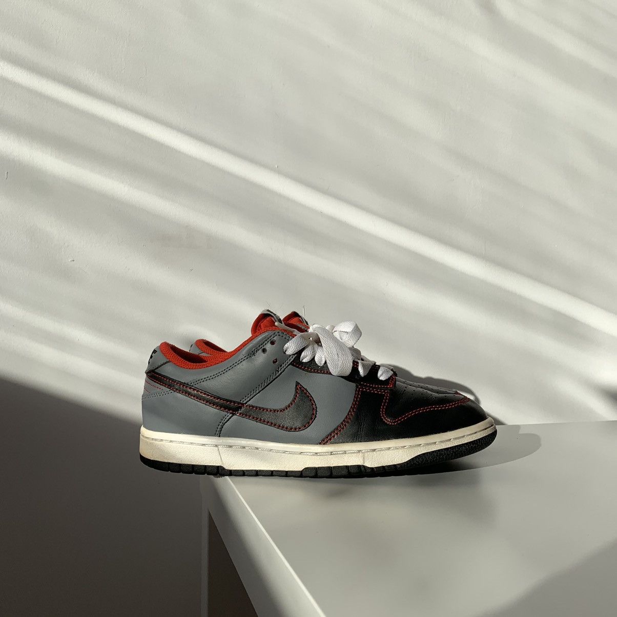 Nike 2009 Nike Dunk Low Black Cool Grey Black-Gred/Red Size US 9 / IT 39 - 11 Thumbnail