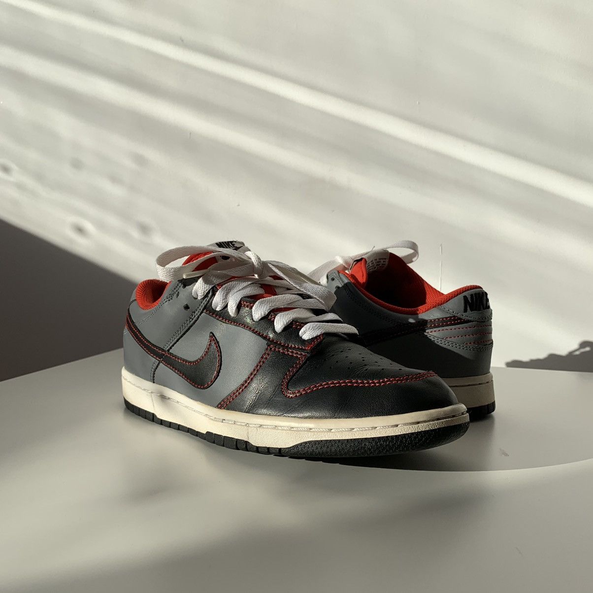 Nike 2009 Nike Dunk Low Black Cool Grey Black-Gred/Red Size US 9 / IT 39 - 9 Thumbnail