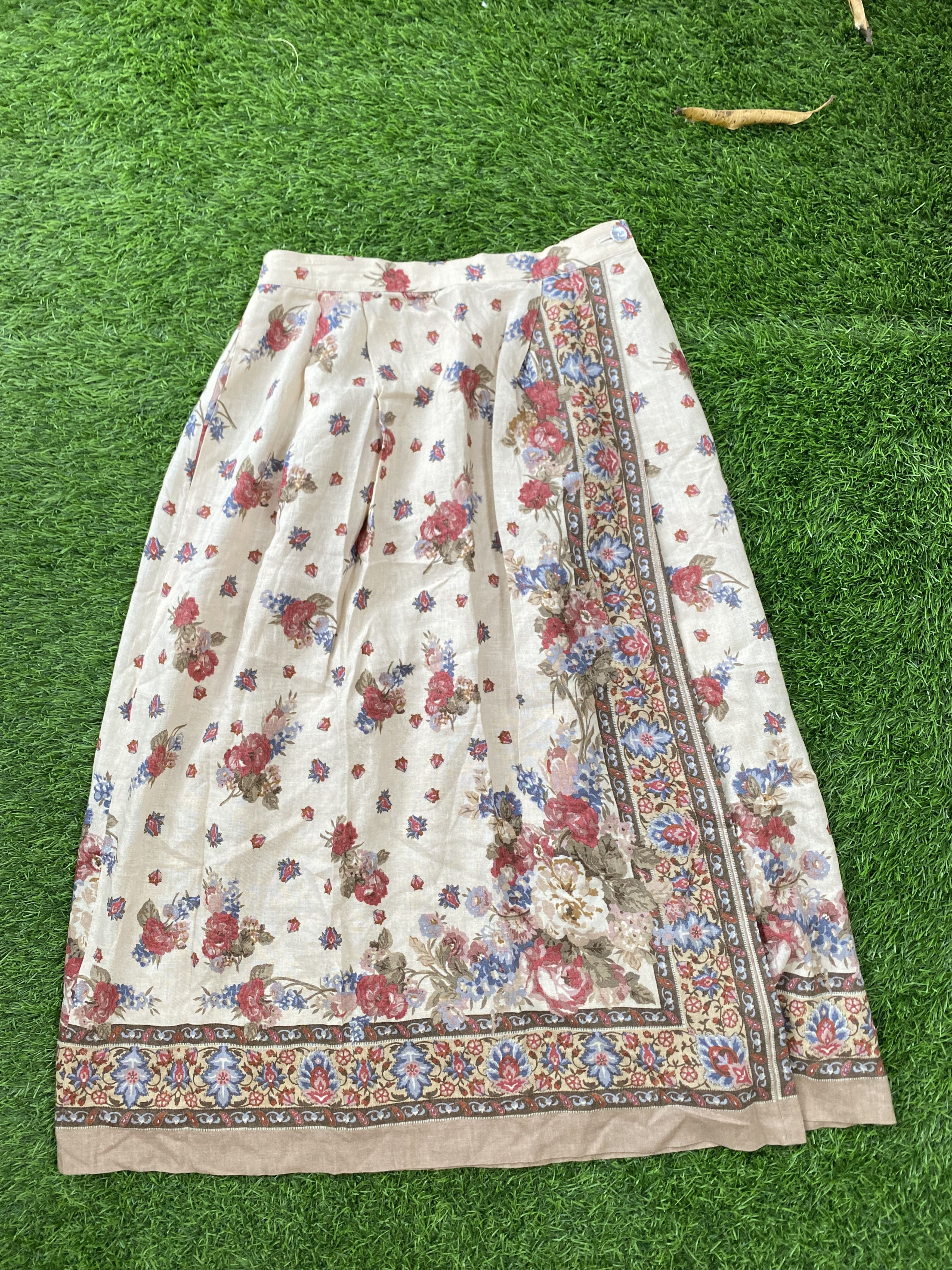 Burberry Rare Vintage Burberry Flower Full Print Skirt Size 25" / US 0 / IT 36 - 1 Thumbnail
