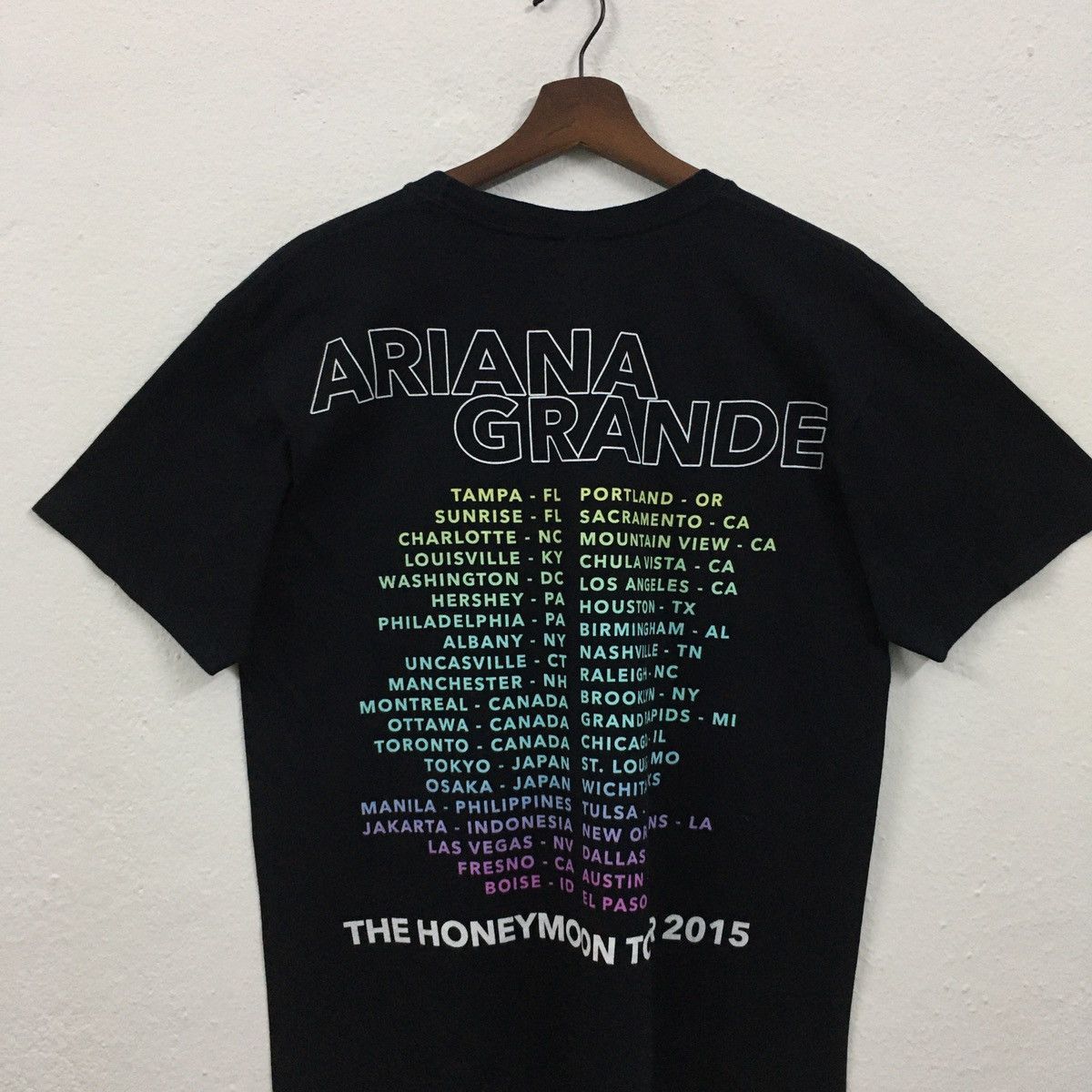 Band Tees Rare Ariana Grande American Singer Tour Tshirt Size US M / EU 48-50 / 2 - 4 Thumbnail