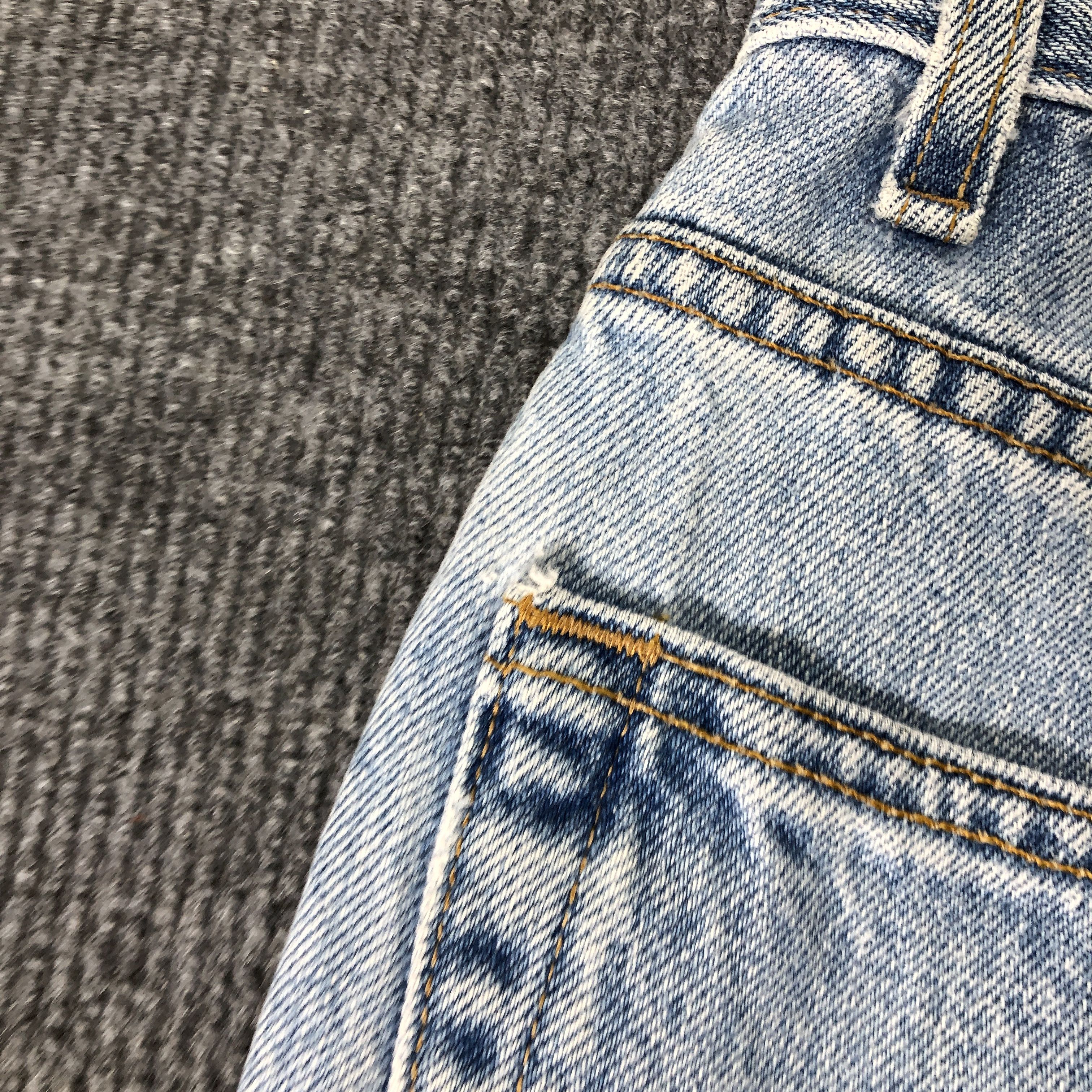 Levi's Vintage 90's Levi's 550 Light Wash Relaxed Fit Denim Jean Size US 36 / EU 52 - 13 Thumbnail