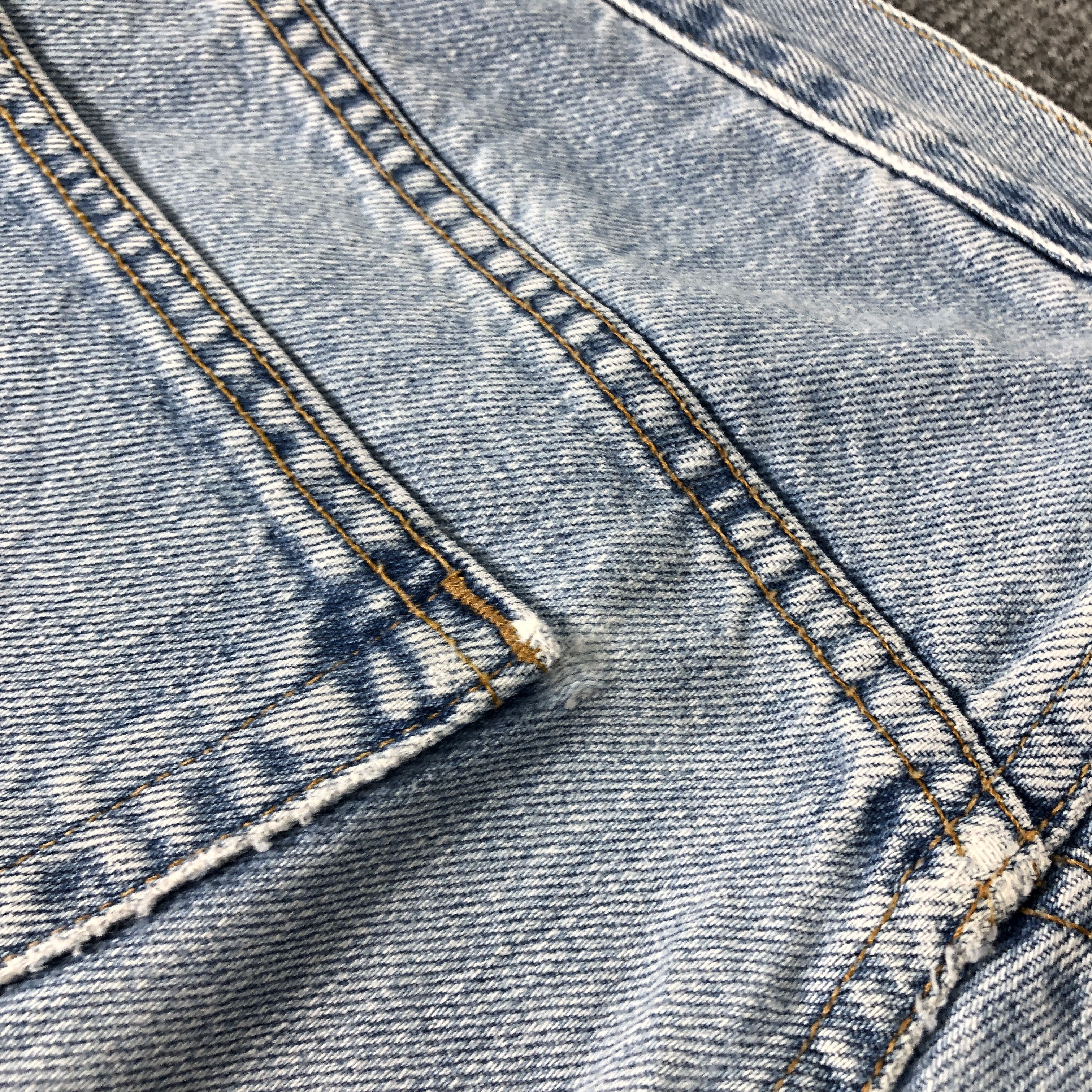 Levi's Vintage 90's Levi's 550 Light Wash Relaxed Fit Denim Jean Size US 36 / EU 52 - 10 Thumbnail
