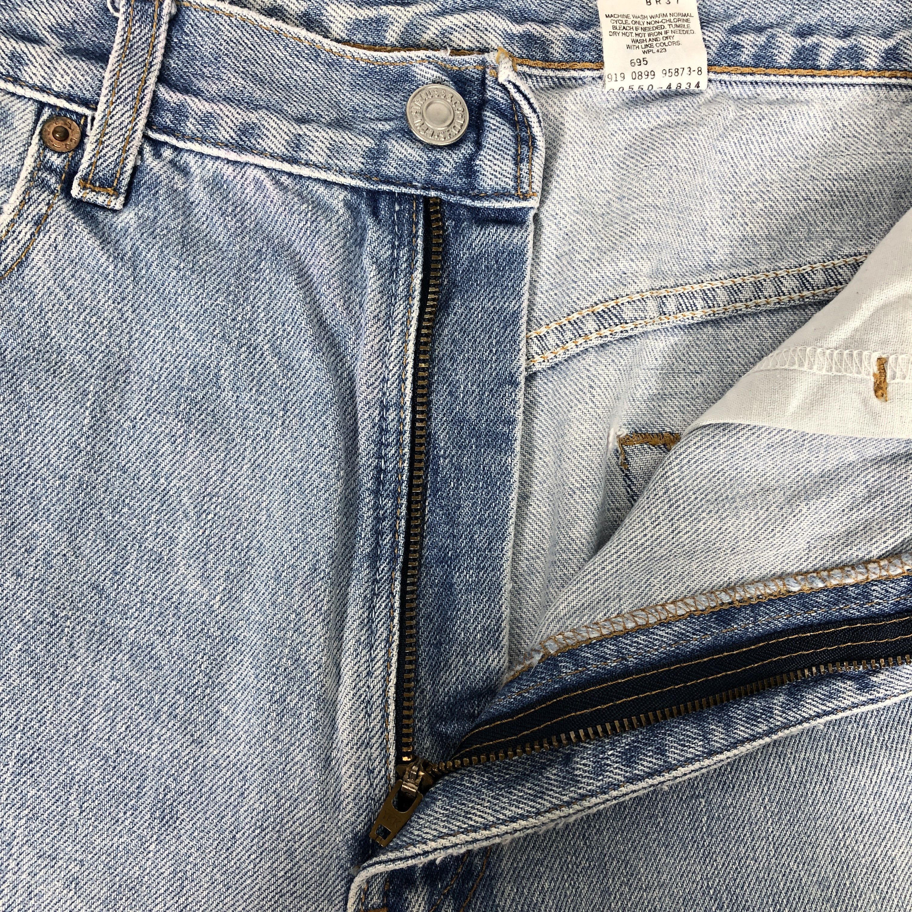 Levi's Vintage 90's Levi's 550 Light Wash Relaxed Fit Denim Jean Size US 36 / EU 52 - 14 Thumbnail