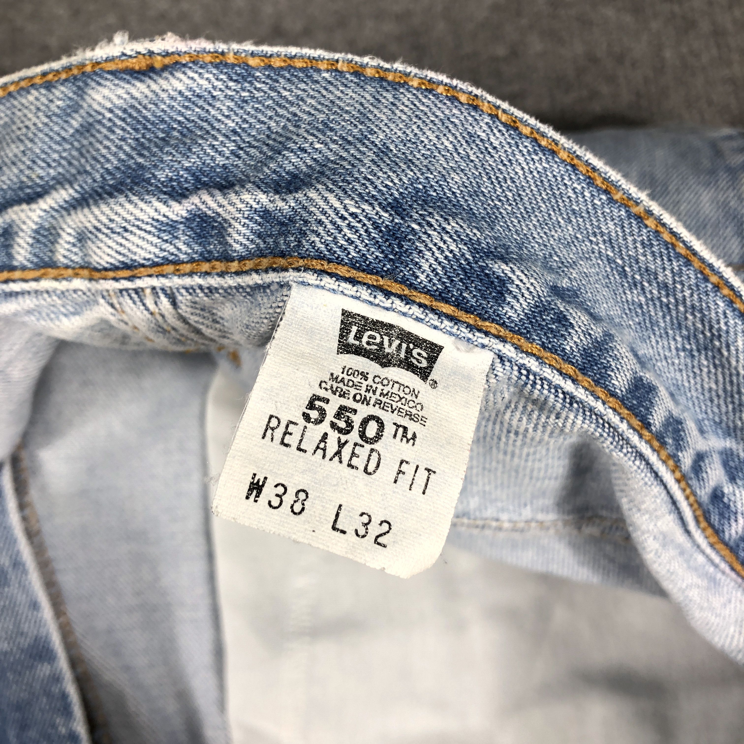 Levi's Vintage 90's Levi's 550 Light Wash Relaxed Fit Denim Jean Size US 36 / EU 52 - 16 Thumbnail