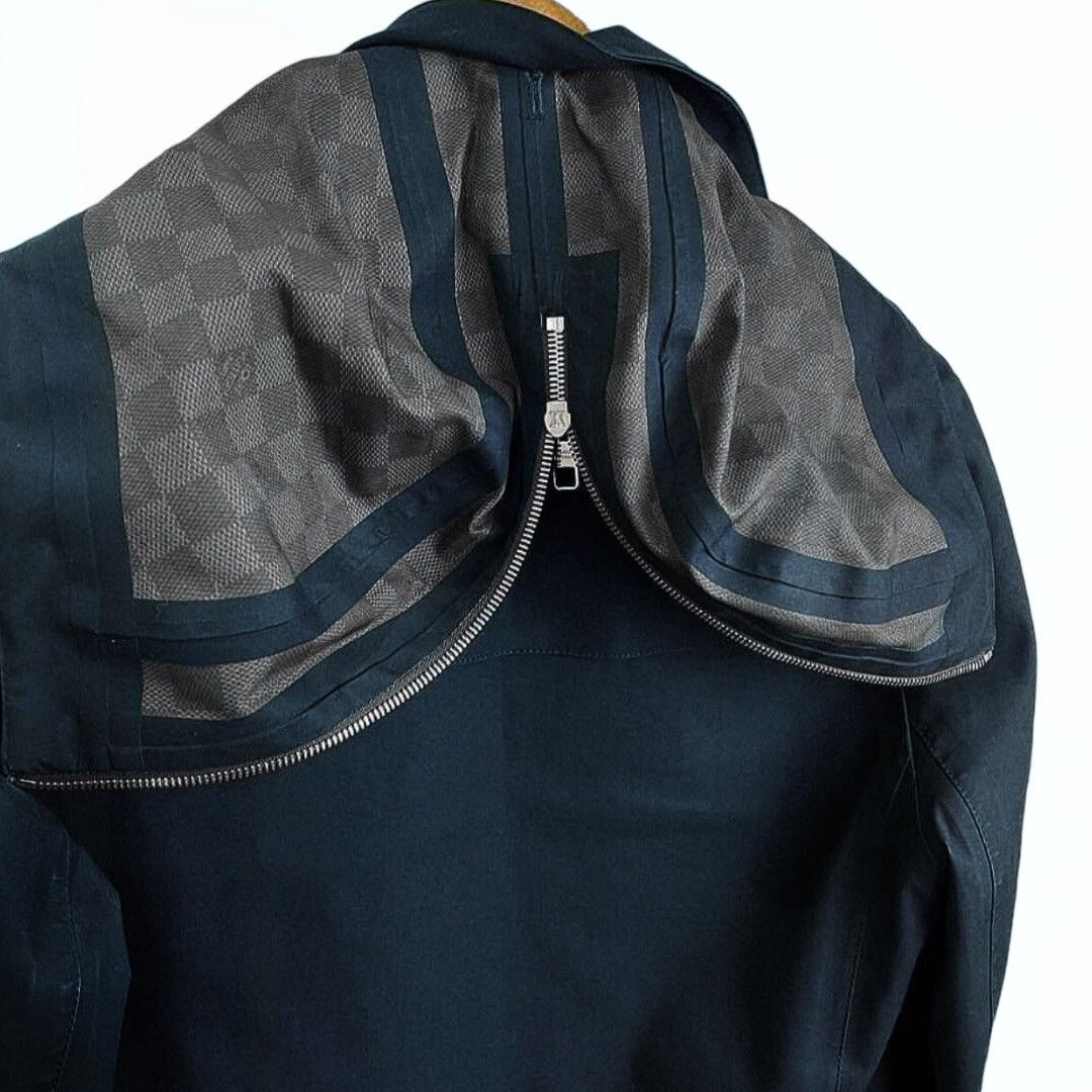 Louis Vuitton 🔵cropped waterproof mackintosh coat/hooded jacket navy blue Size US M / EU 48-50 / 2 - 2 Thumbnail
