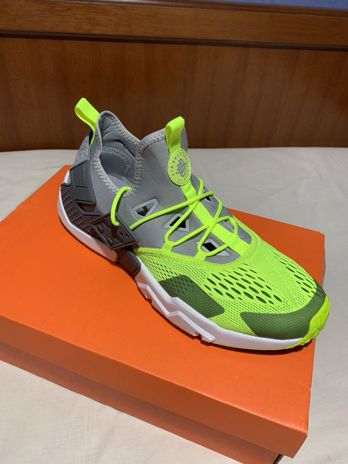 Nike 2018 Nike Air Huarache Size US 11 / EU 44 - 2 Thumbnail