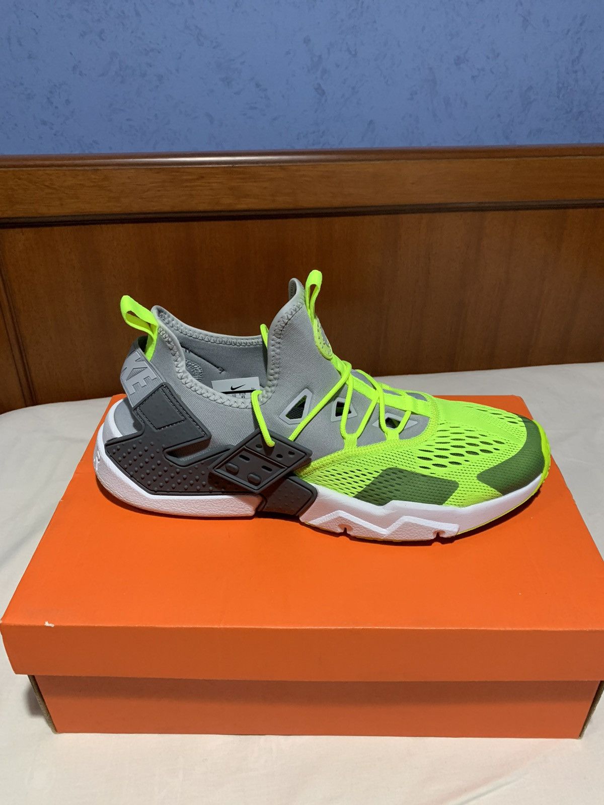 Nike 2018 Nike Air Huarache Size US 11 / EU 44 - 4 Thumbnail