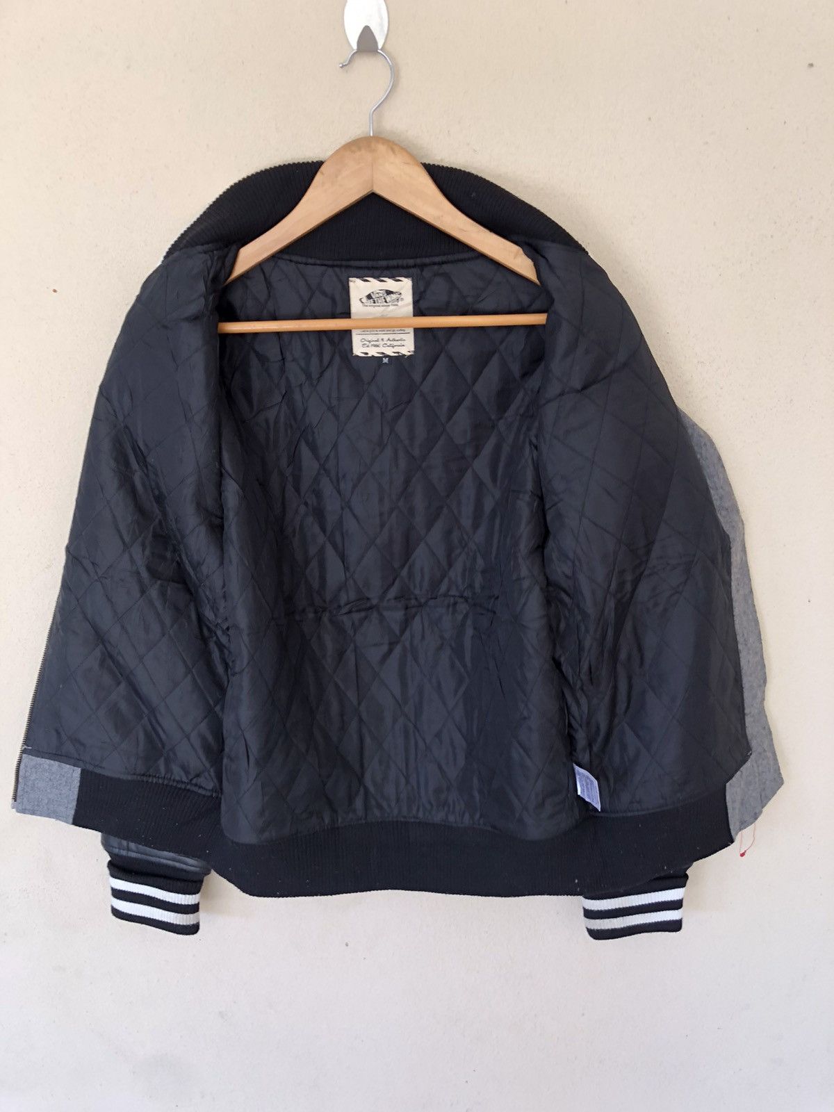 Vans 🔥VANS OFF THE WALL VARSITY BOMBER JACKET Size US M / EU 48-50 / 2 - 6 Thumbnail