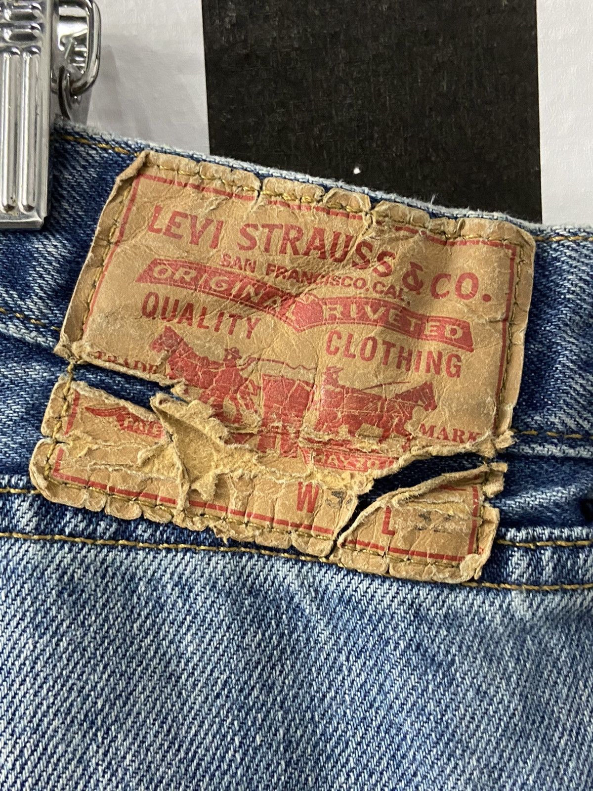 Levi's × Vintage Vintage Levi’s 505 Relaxed Fit Light Wash Dirty Denim Pants Size US 40 / EU 56 - 18 Thumbnail