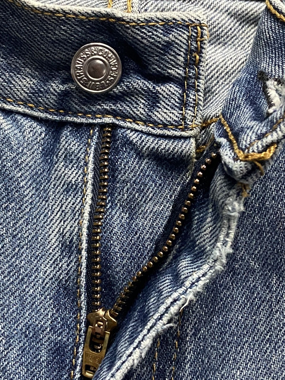 Levi's × Vintage Vintage Levi’s 505 Relaxed Fit Light Wash Dirty Denim Pants Size US 40 / EU 56 - 20 Thumbnail