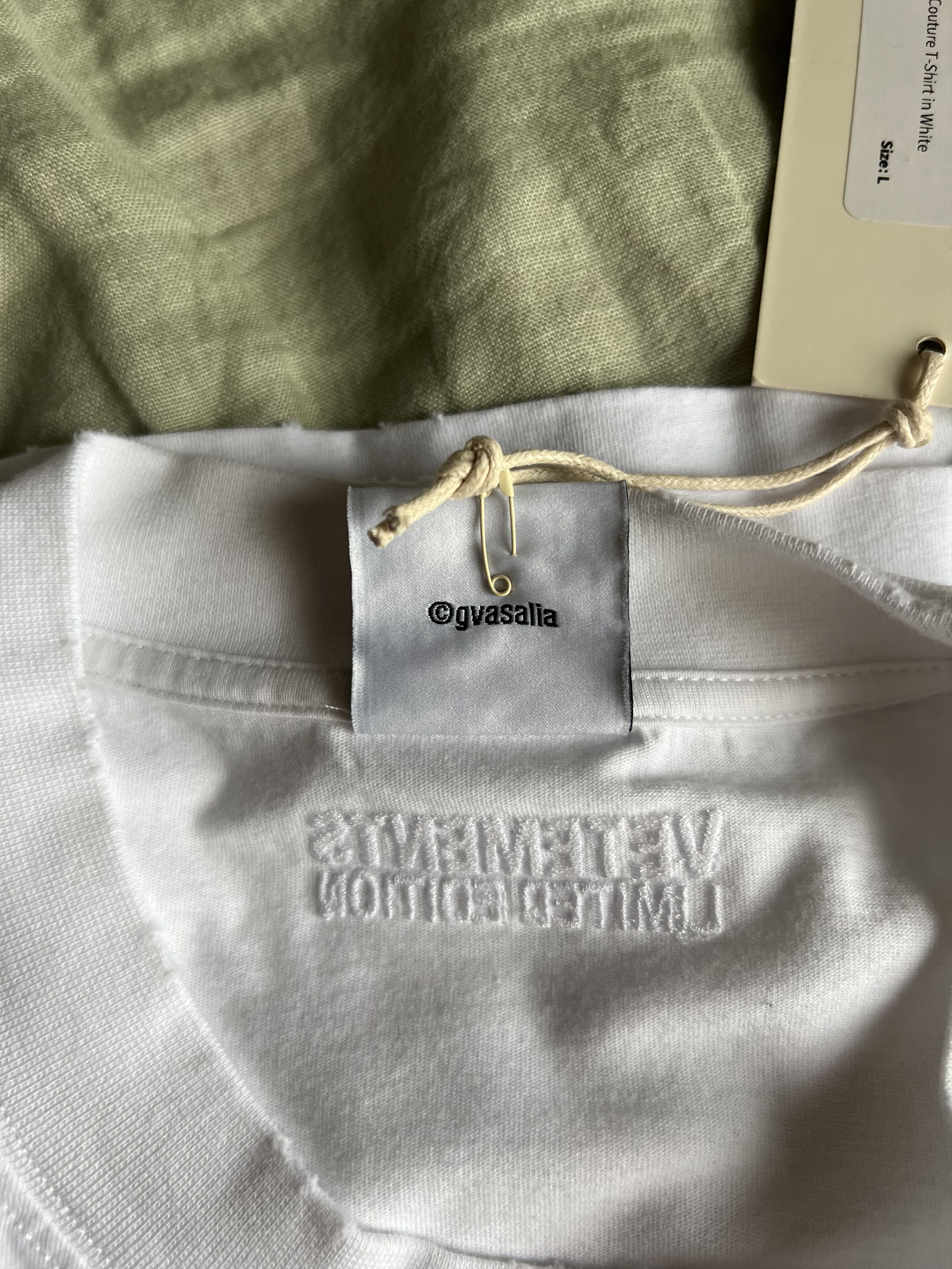 Vetements VETEMENTS Le Haute Couture Logo Tee in White Size US M / EU 48-50 / 2 - 9 Thumbnail
