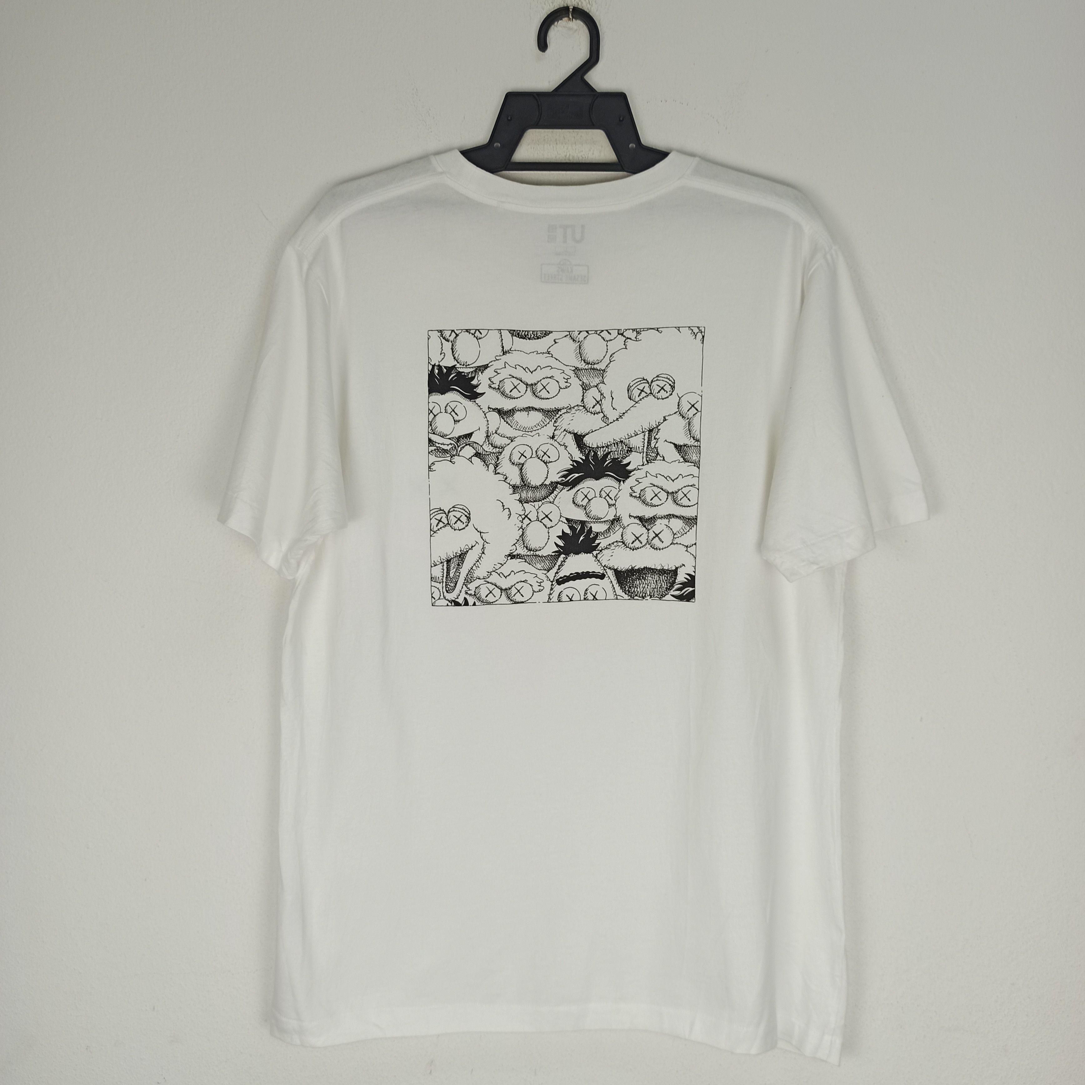Kaws × Uniqlo Rare Kaws Sesame Street X Uniqlo Single Pocket Tshirt Size US L / EU 52-54 / 3 - 1 Thumbnail
