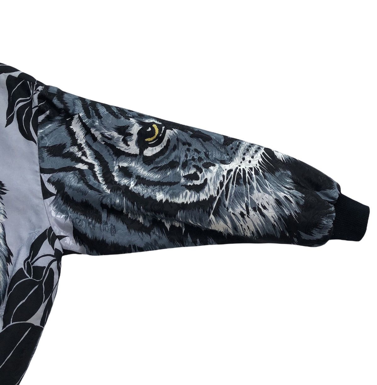 Vintage Vintage 90s Full Print Tiger Motif Bomber Jacket Size US L / EU 52-54 / 3 - 10 Thumbnail
