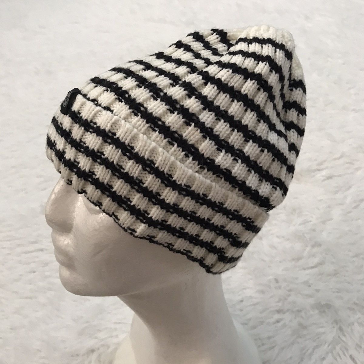 Other Small Skull Tag Snow Cap/Beanie Hat Size ONE SIZE - 2 Thumbnail