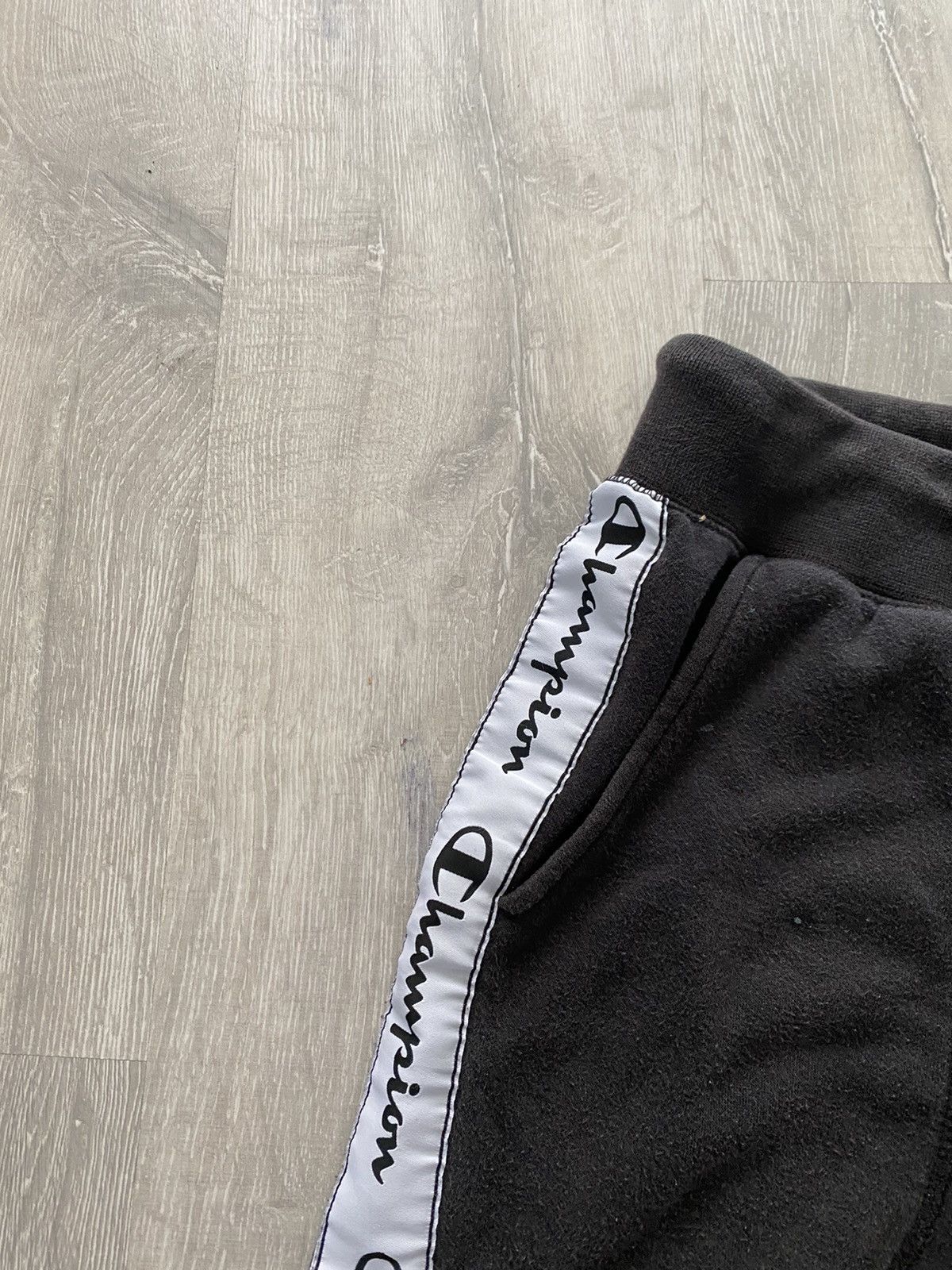 Champion Champion vintage shorts black side stripe sweat pant Size US 32 / EU 48 - 5 Thumbnail