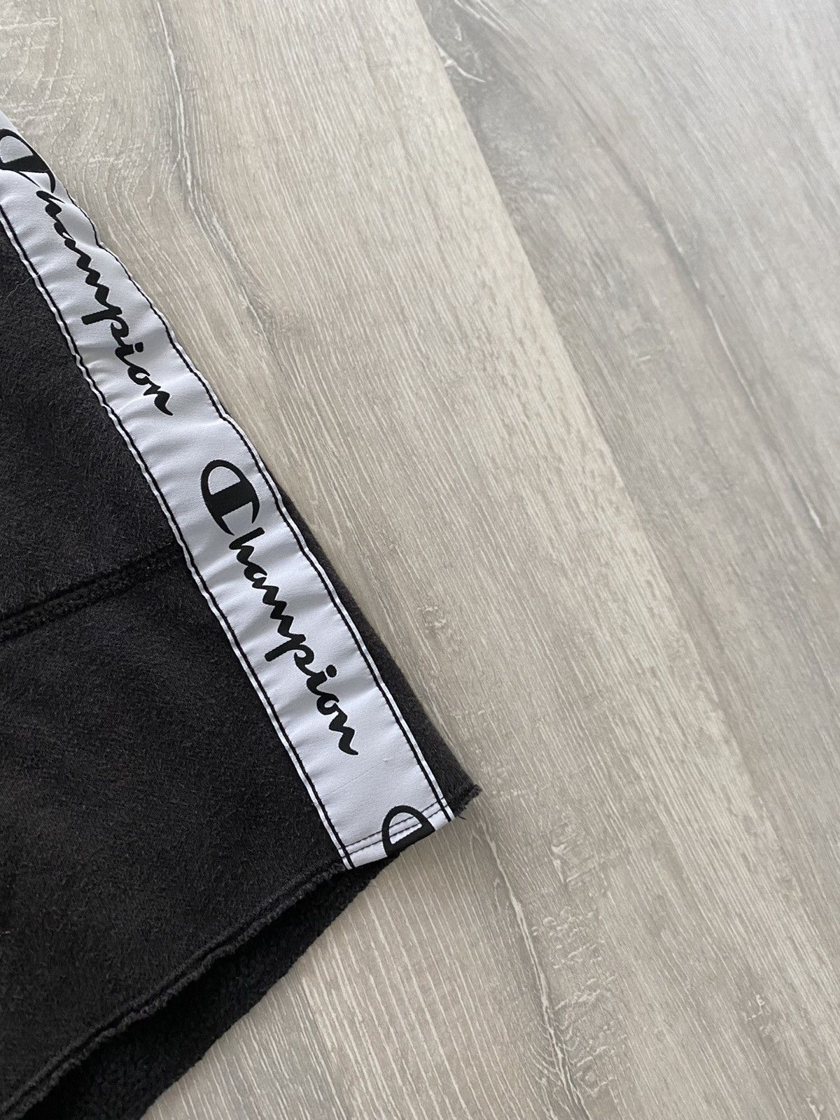 Champion Champion vintage shorts black side stripe sweat pant Size US 32 / EU 48 - 3 Thumbnail