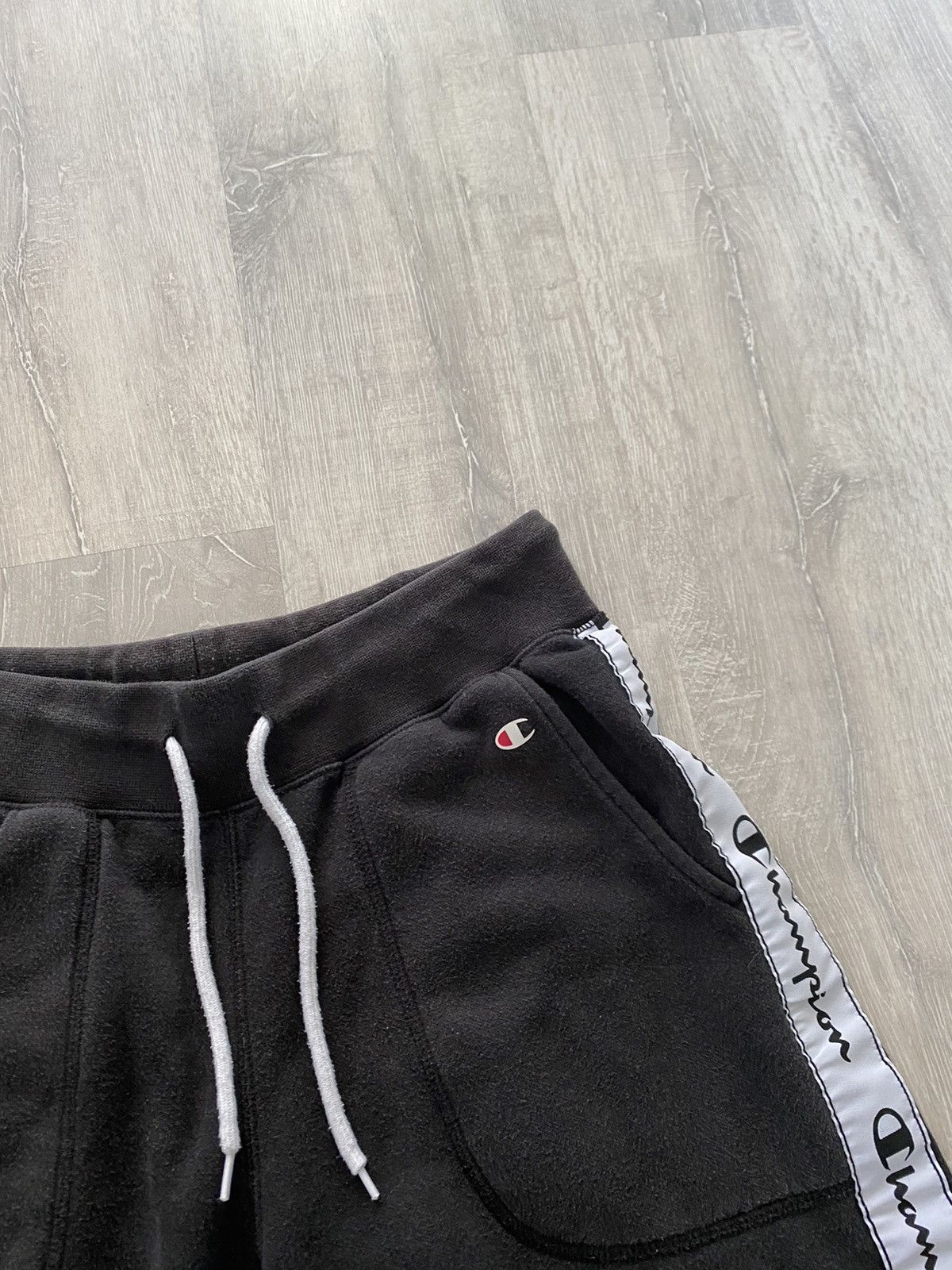 Champion Champion vintage shorts black side stripe sweat pant Size US 32 / EU 48 - 2 Thumbnail