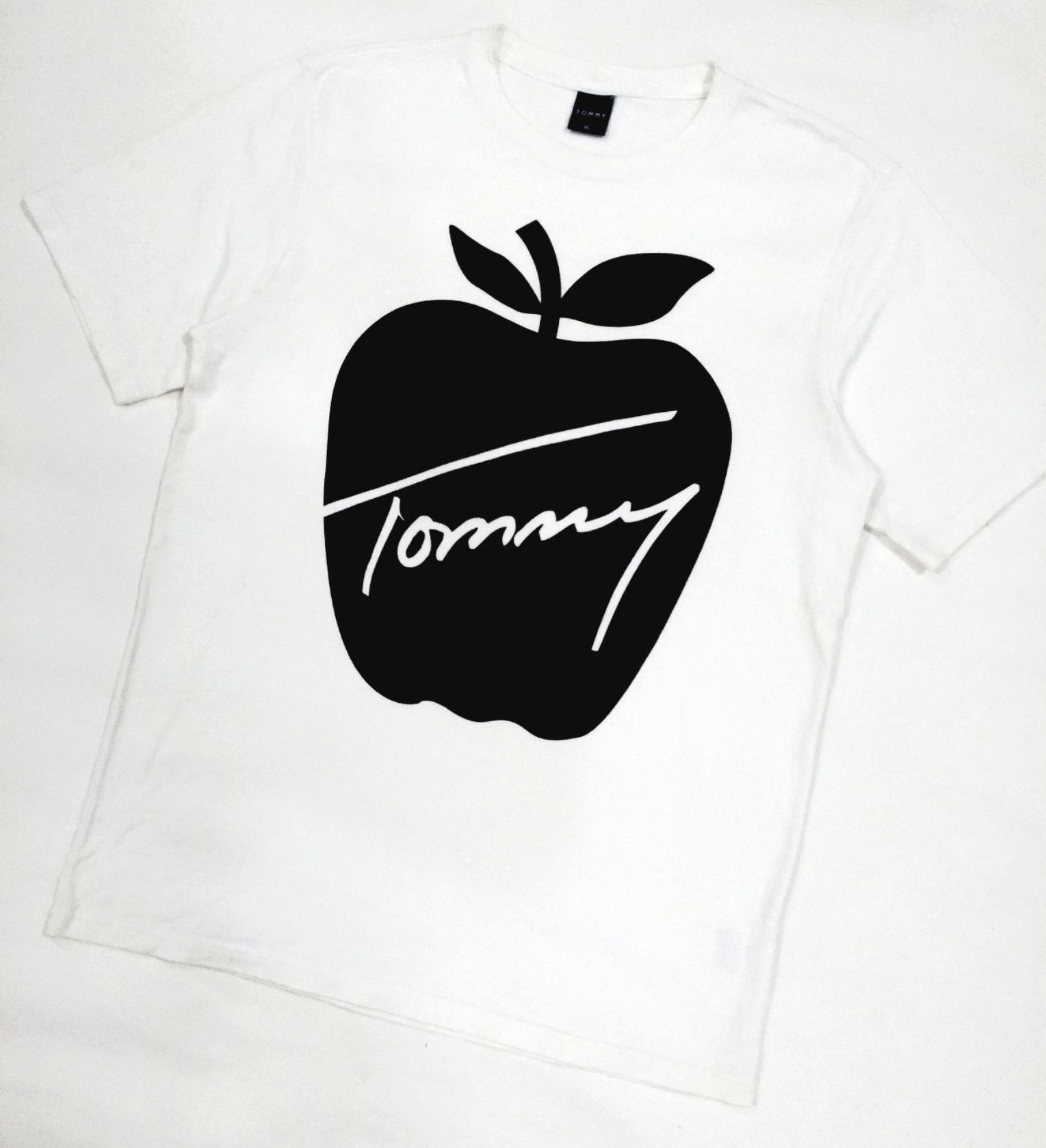 Designer × Tommy Hilfiger × Tommy Jeans RARE! TOMMY by TOMMY HILFIGER BIG LOGO GRAPHIC "APPLE" TEE Size US L / EU 52-54 / 3 - 2 Thumbnail