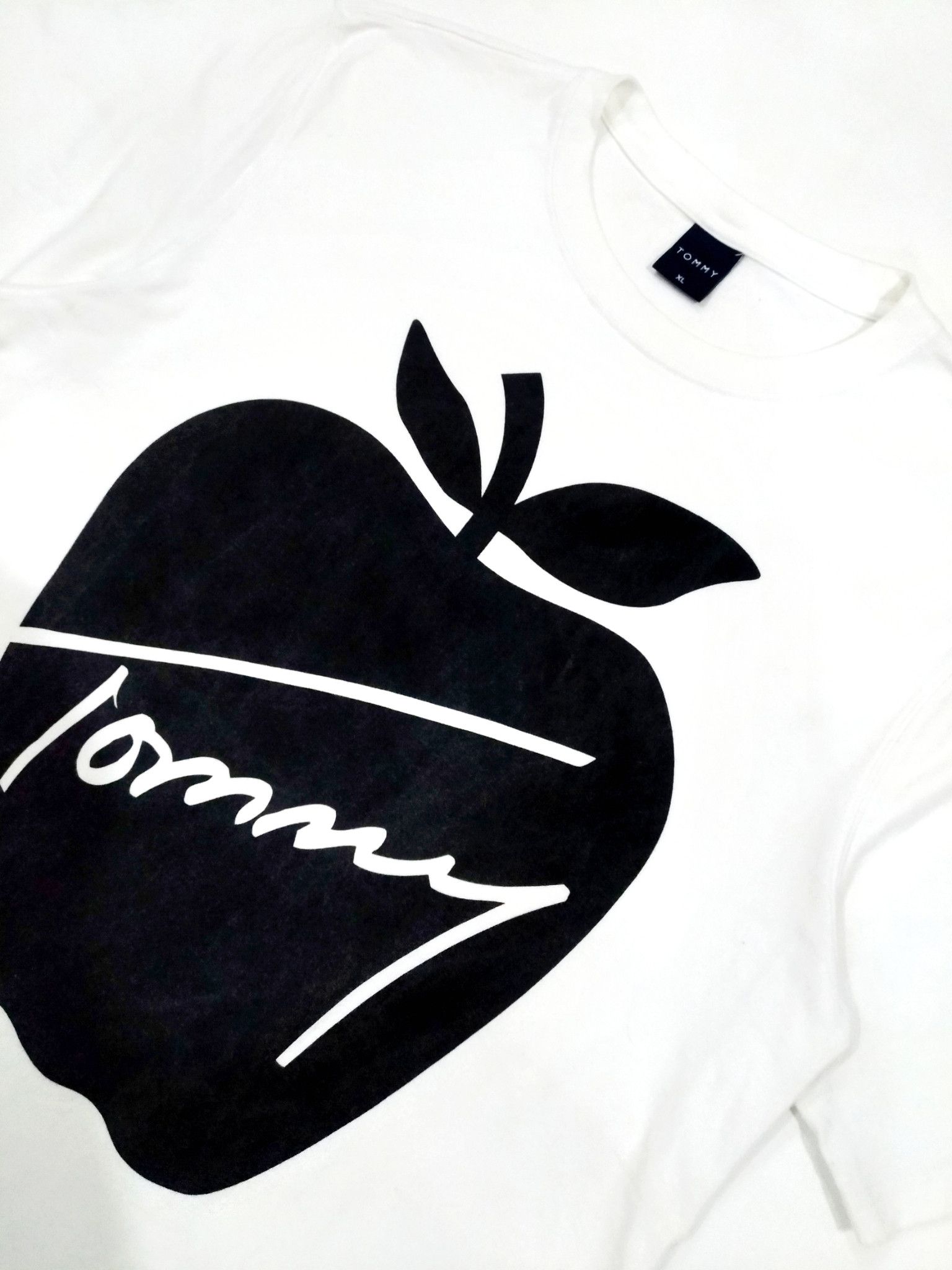 Designer × Tommy Hilfiger × Tommy Jeans RARE! TOMMY by TOMMY HILFIGER BIG LOGO GRAPHIC "APPLE" TEE Size US L / EU 52-54 / 3 - 5 Thumbnail