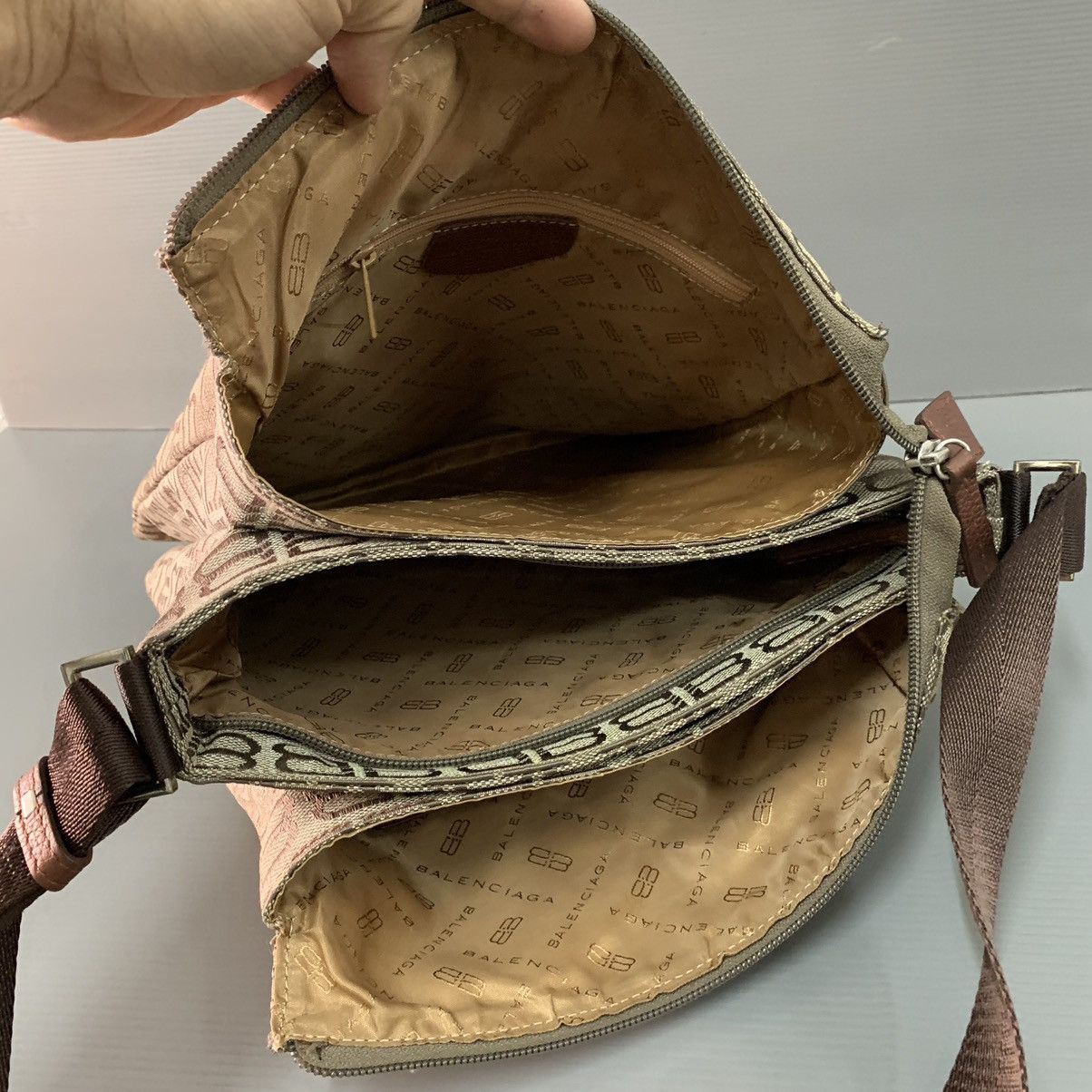 Balenciaga 🔥‼️FAST SALE‼️🔥Authentic Balenciaga BB Paris Slingbag Size ONE SIZE - 9 Thumbnail