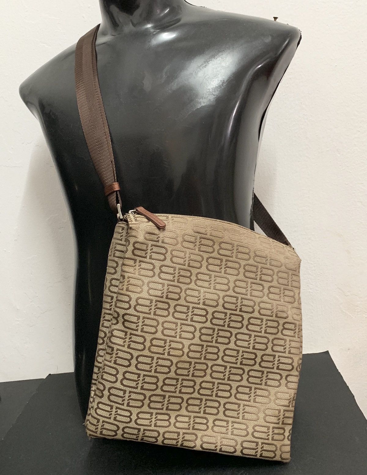 Balenciaga 🔥‼️FAST SALE‼️🔥Authentic Balenciaga BB Paris Slingbag Size ONE SIZE - 13 Thumbnail