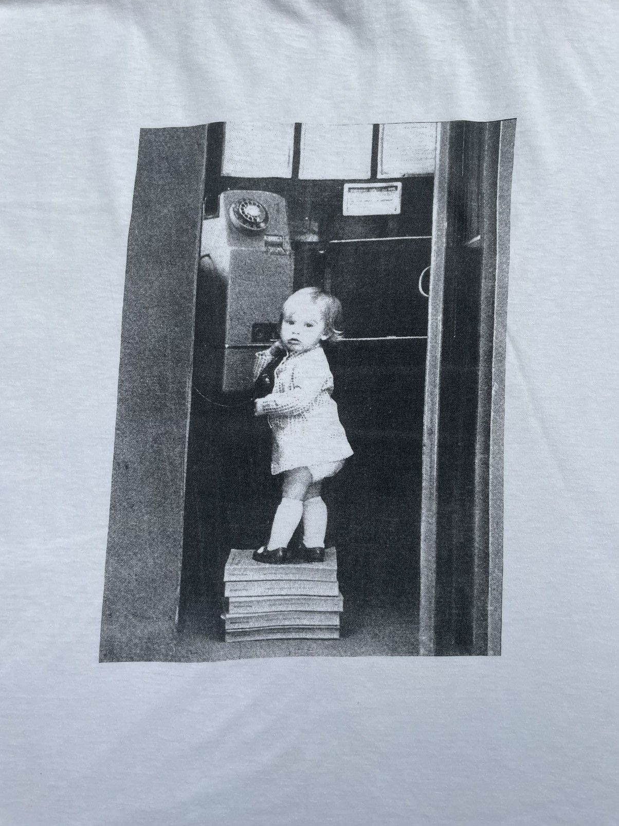 Vintage Vintage Photo Tee Kids in Telephone Booth Size US XL / EU 56 / 4 - 6 Thumbnail