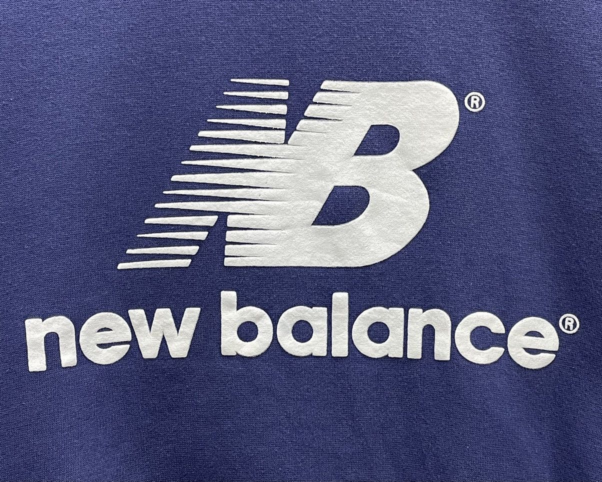 New Balance FYE🔥90’s NEW BALANCE Big Classic Rubber Print Logo Sweater Size US M / EU 48-50 / 2 - 4 Thumbnail