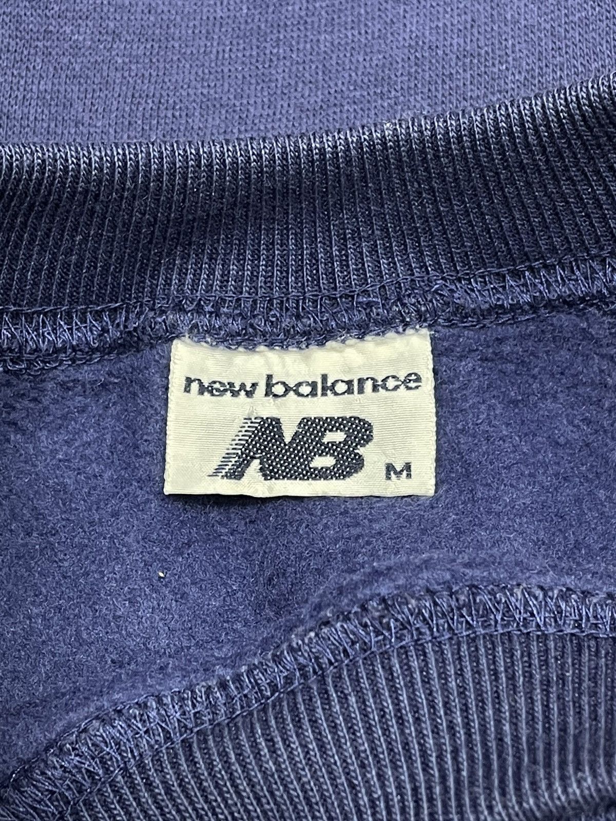 New Balance FYE🔥90’s NEW BALANCE Big Classic Rubber Print Logo Sweater Size US M / EU 48-50 / 2 - 5 Thumbnail
