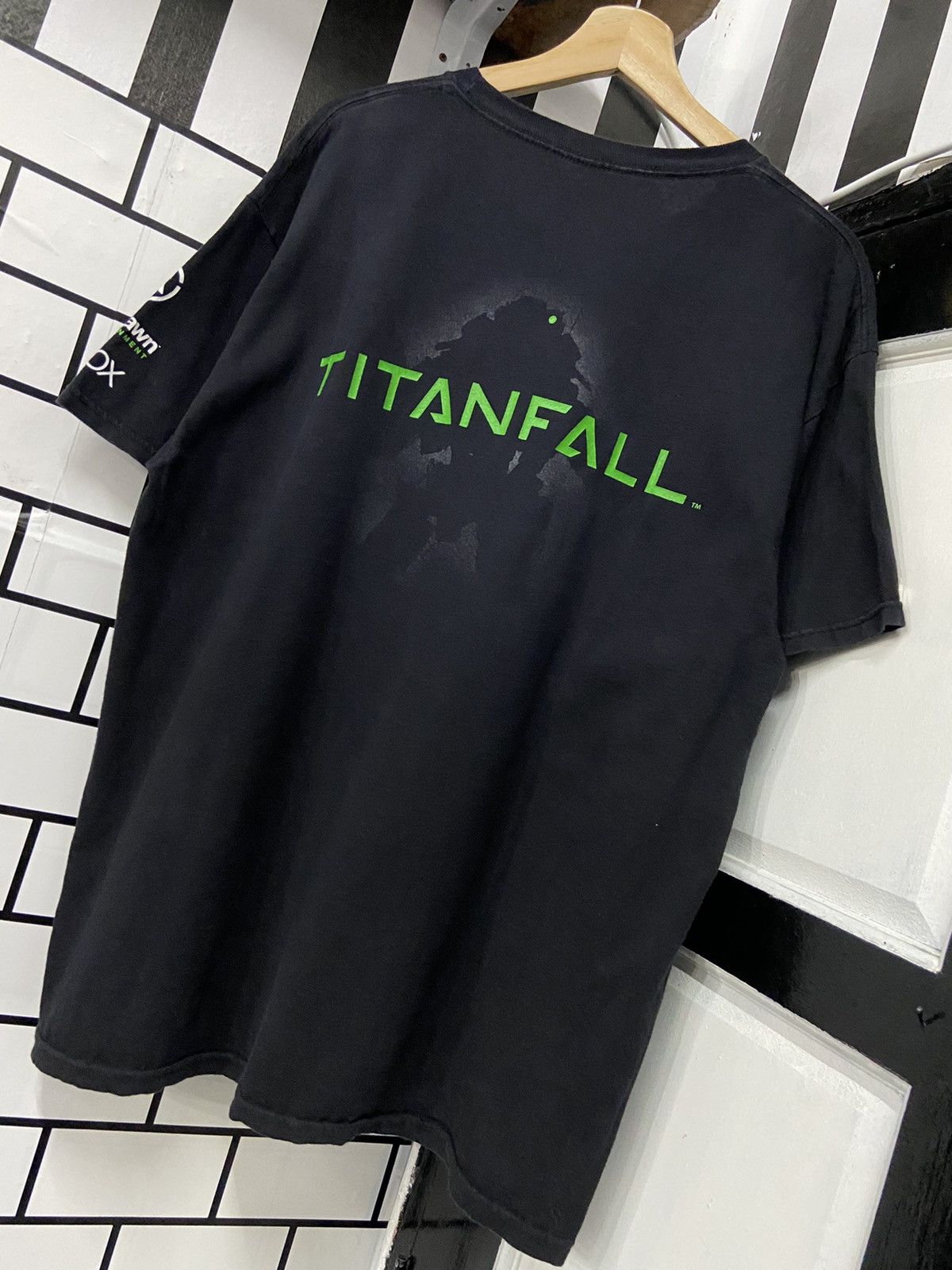 Vintage Vintage Tintanfall EA Xbox Game Promo Tshirt Size US XL / EU 56 / 4 - 7 Thumbnail
