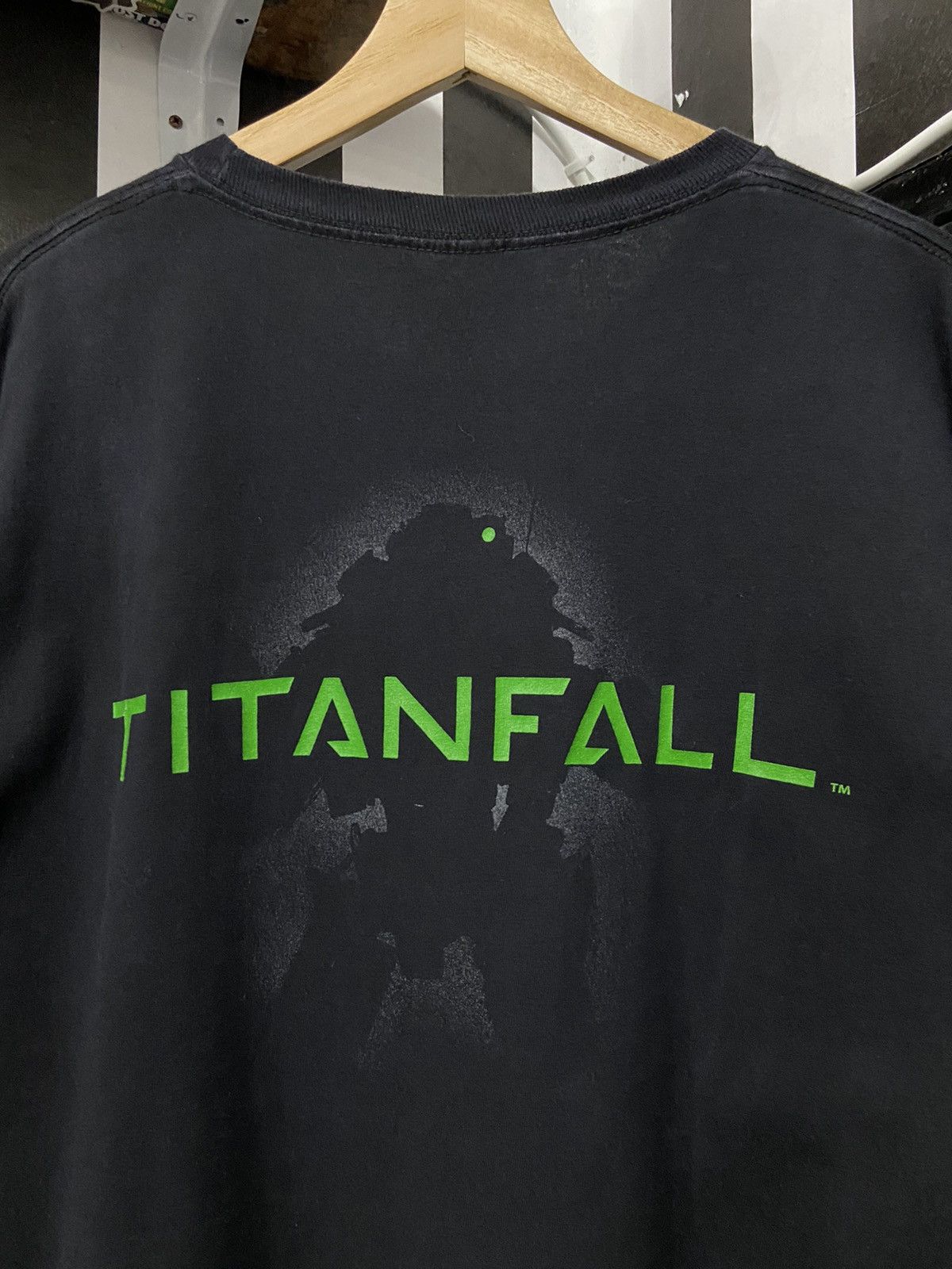 Vintage Vintage Tintanfall EA Xbox Game Promo Tshirt Size US XL / EU 56 / 4 - 9 Thumbnail