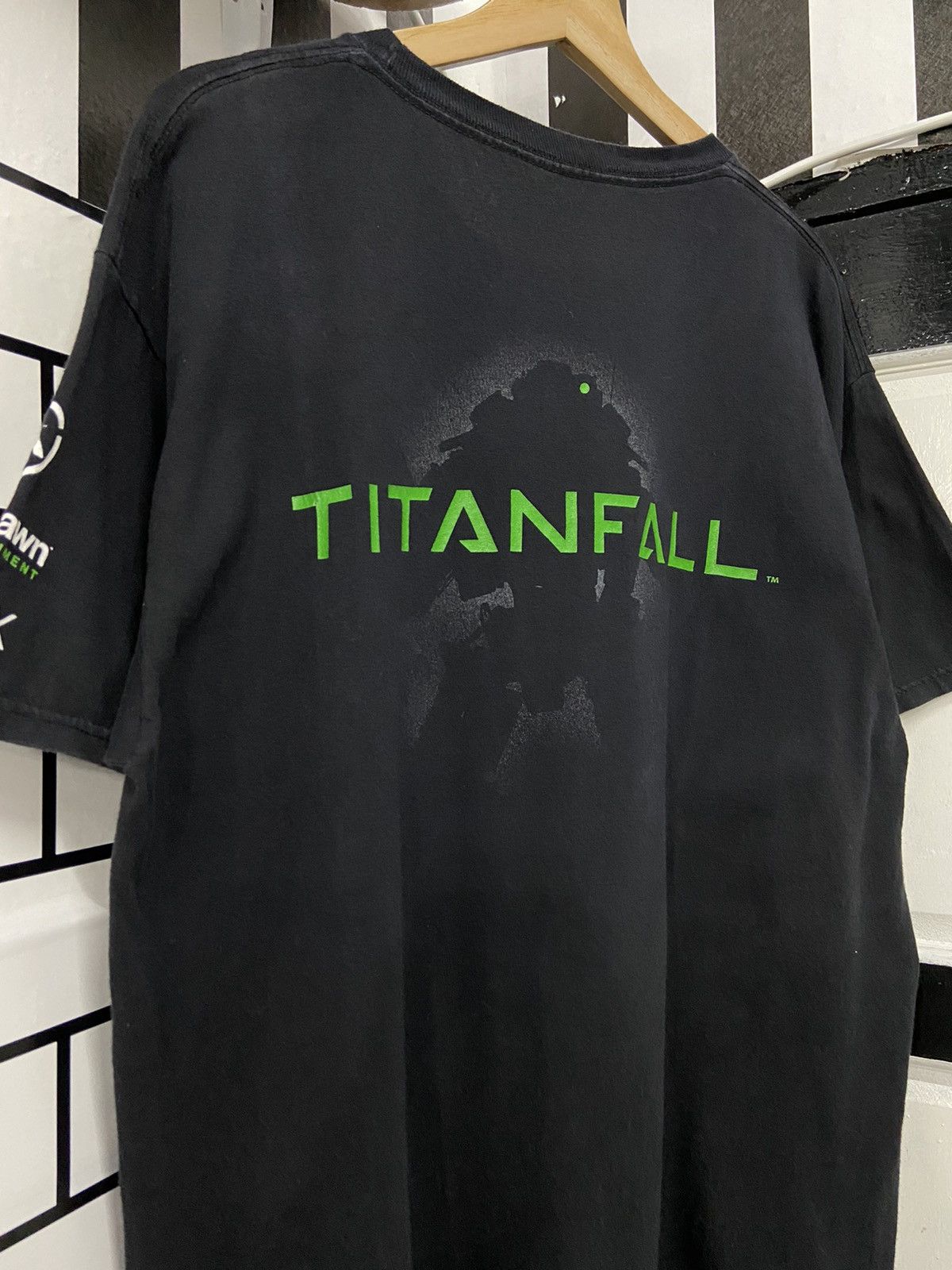 Vintage Vintage Tintanfall EA Xbox Game Promo Tshirt Size US XL / EU 56 / 4 - 8 Thumbnail