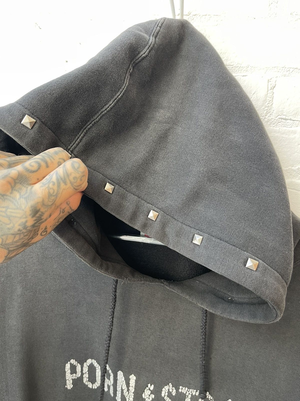 Vintage Vintage 90s THRASHED PORNSTAR PORN STAR BLACK HOODIE 4G Size US XXL / EU 58 / 5 - 3 Thumbnail