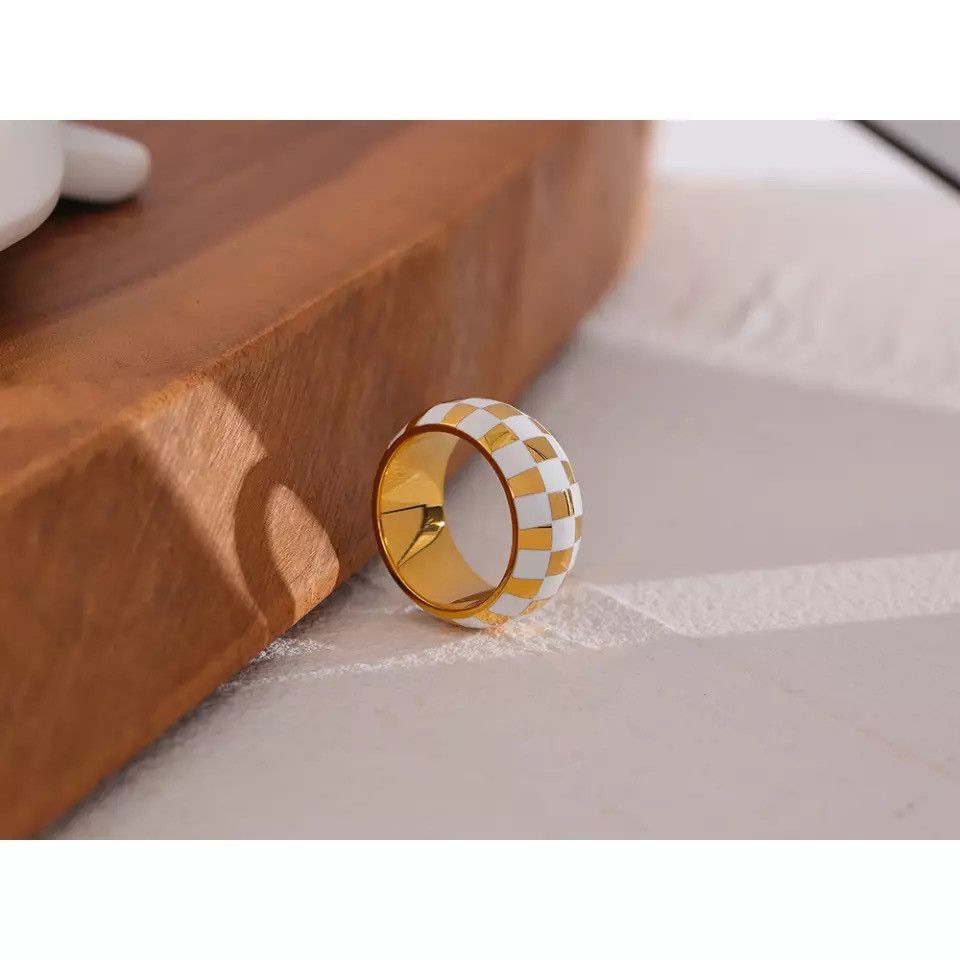 Jewelry Checkered Round Ring 316L Stainless Steel Metal Charm Ring in Gold, Women's