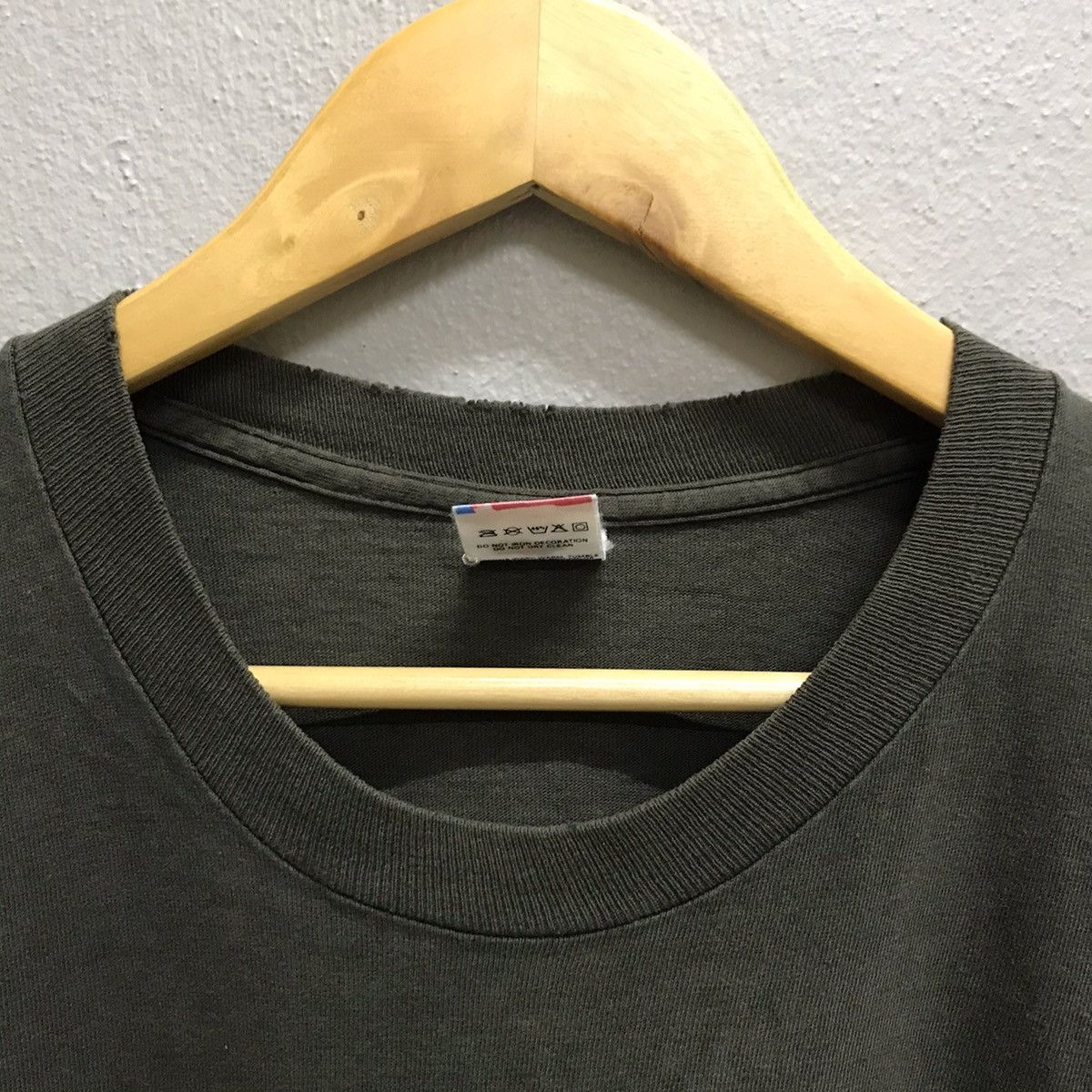 BMW 🔥sun faded🔥Vintage 90s BMW Emroidery logo Motorsport Tshirt Size US L / EU 52-54 / 3 - 5 Thumbnail