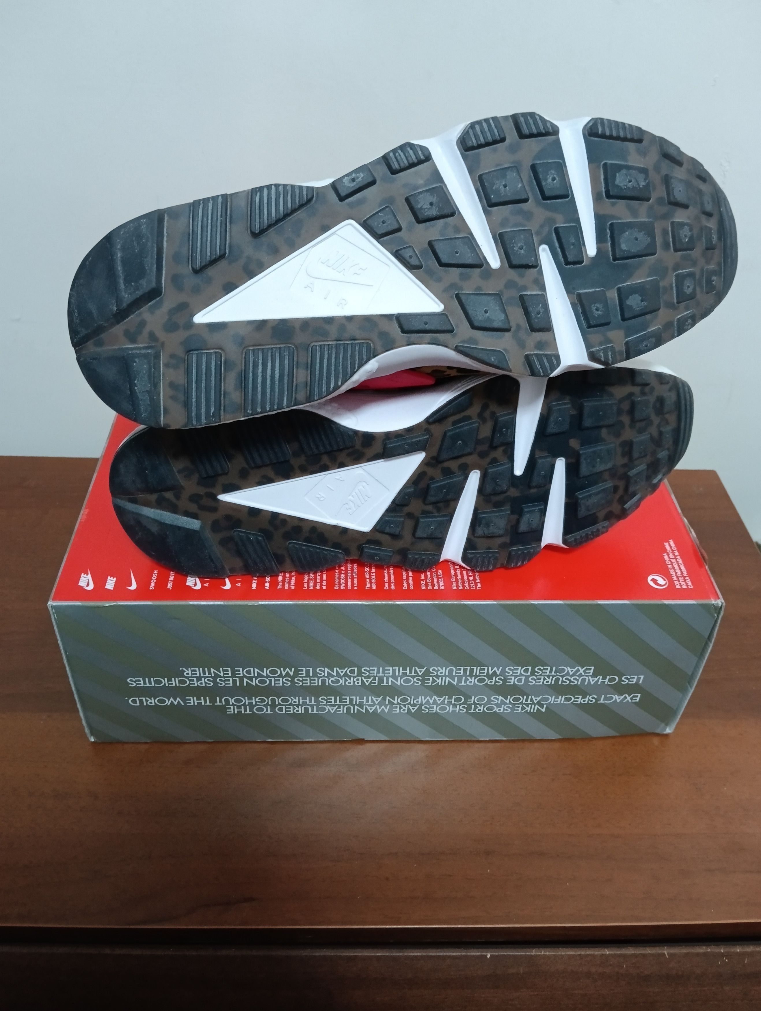 Nike NIKE AIR HUARACHE 'SNKRS DAY' - Size 11 Size US 11 / EU 44 - 4 Thumbnail
