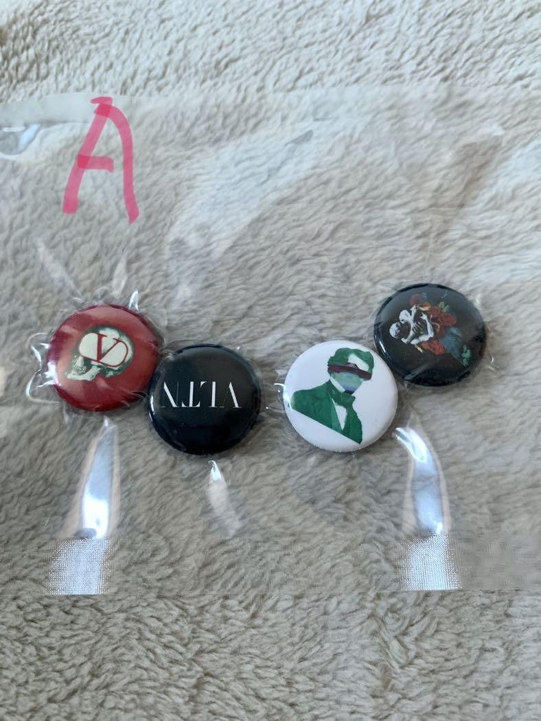 Valentino Valentino x Undercover collectible pin set Size ONE SIZE - 1 Thumbnail