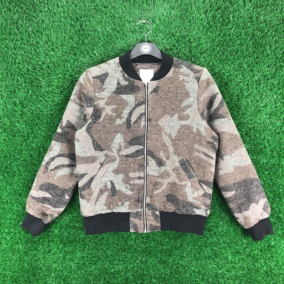 Japanese Brand Vintagw Bomber Jacket Camo by L'armoire de Luxe Size US XS / EU 42 / 0 - 1 Thumbnail