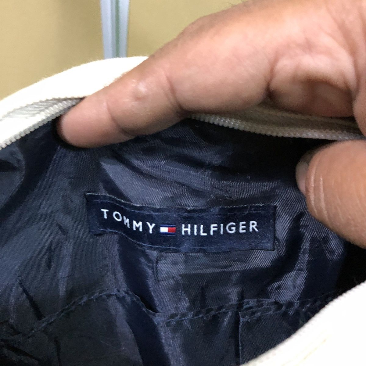 Tommy Hilfiger × Vintage Vintage Tommy Hilfiger Mini Barrel Sling Bag Size ONE SIZE - 6 Thumbnail