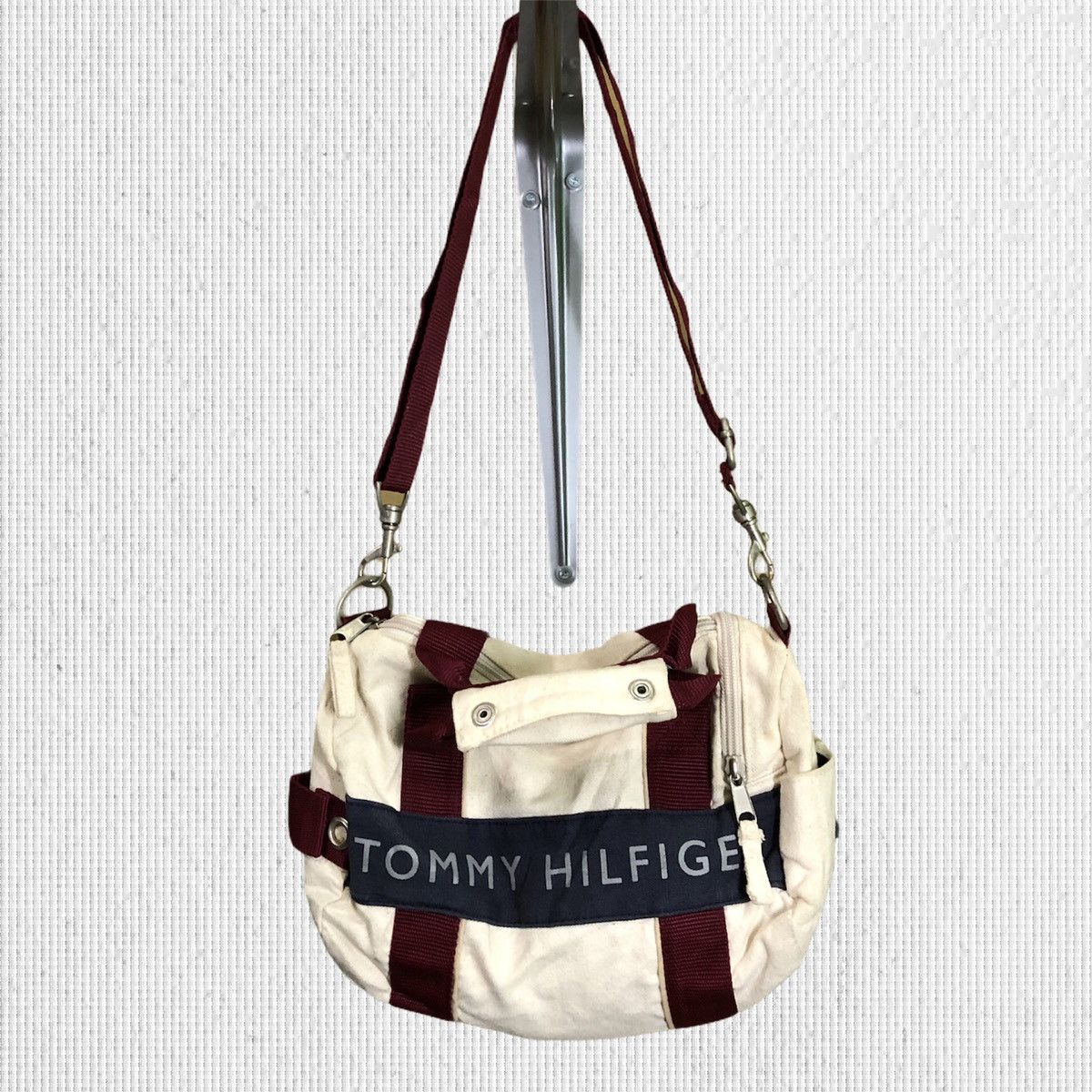 Tommy Hilfiger × Vintage Vintage Tommy Hilfiger Mini Barrel Sling Bag Size ONE SIZE - 1 Thumbnail