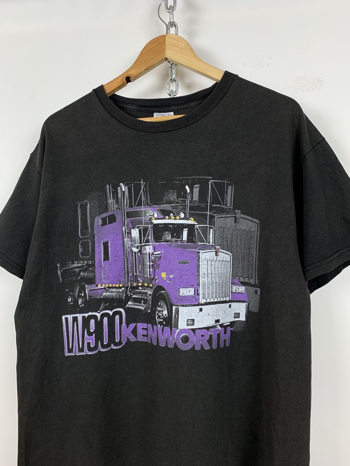 Vintage Vintage W900 Kenworth Trucking Sun Faded Black T-Shirt Size US L / EU 52-54 / 3 - 1 Thumbnail