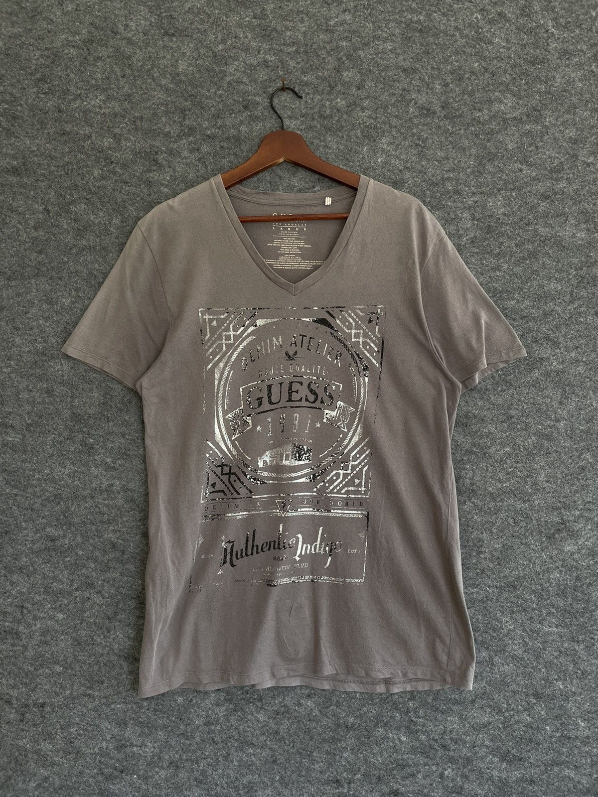 GUESS V NECK TEE