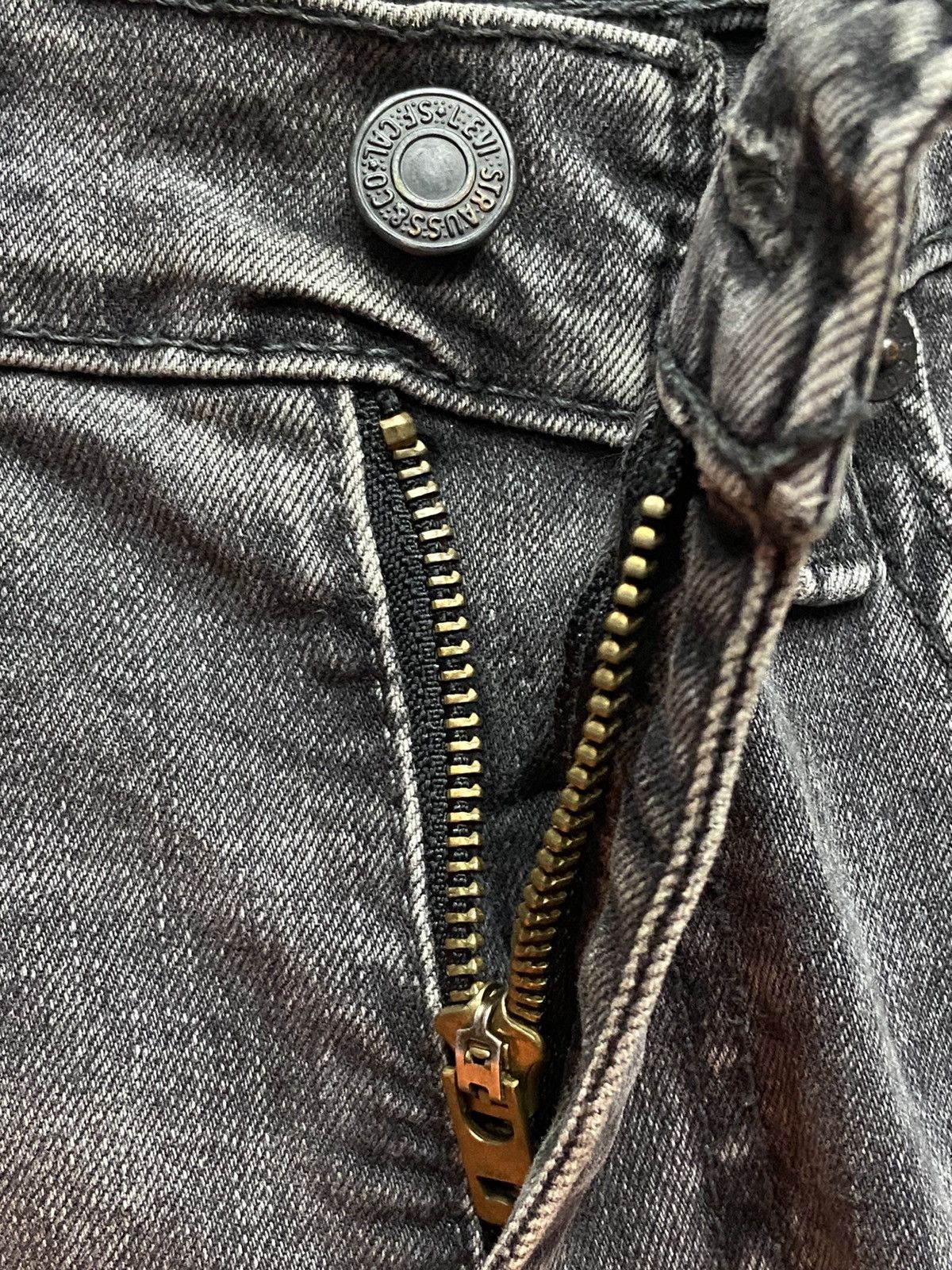 Levi's × Vintage Vintage Levi’s 519 Distressed Skinny Grey Denim Pants 30X34 Size US 30 / EU 46 - 19 Thumbnail