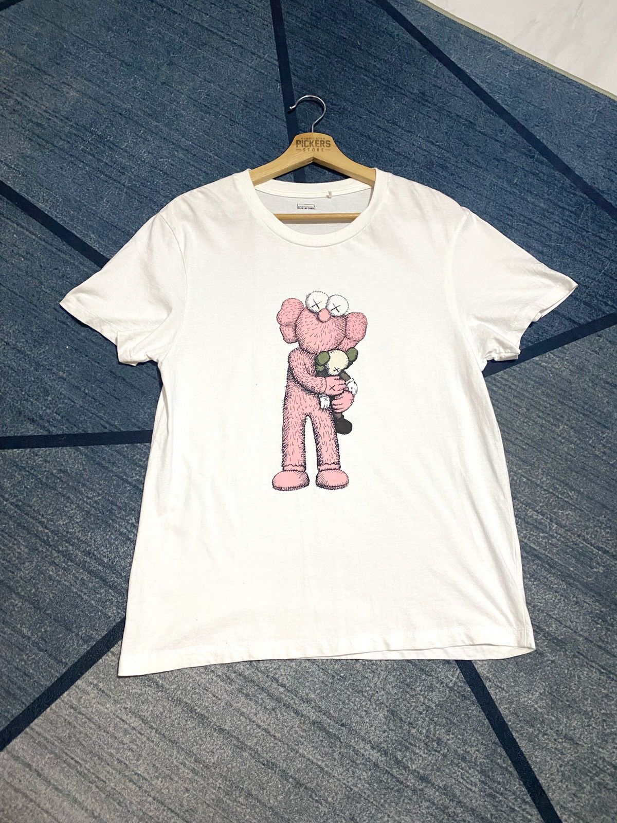 Kaws × Uniqlo Uniqlo X kaws Bearbrick Pink White tee Small Size US S / EU 44-46 / 1 - 1 Thumbnail
