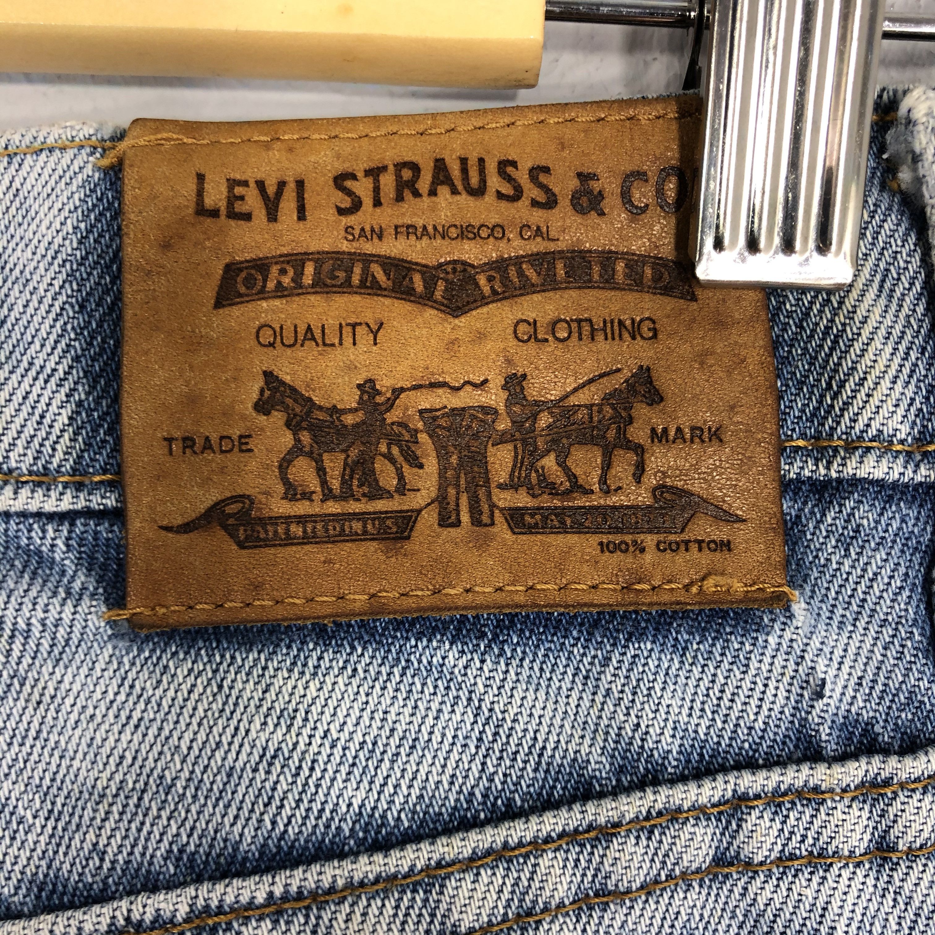 Vintage Levi's Light Blue Jean Ripped Jean Size 30